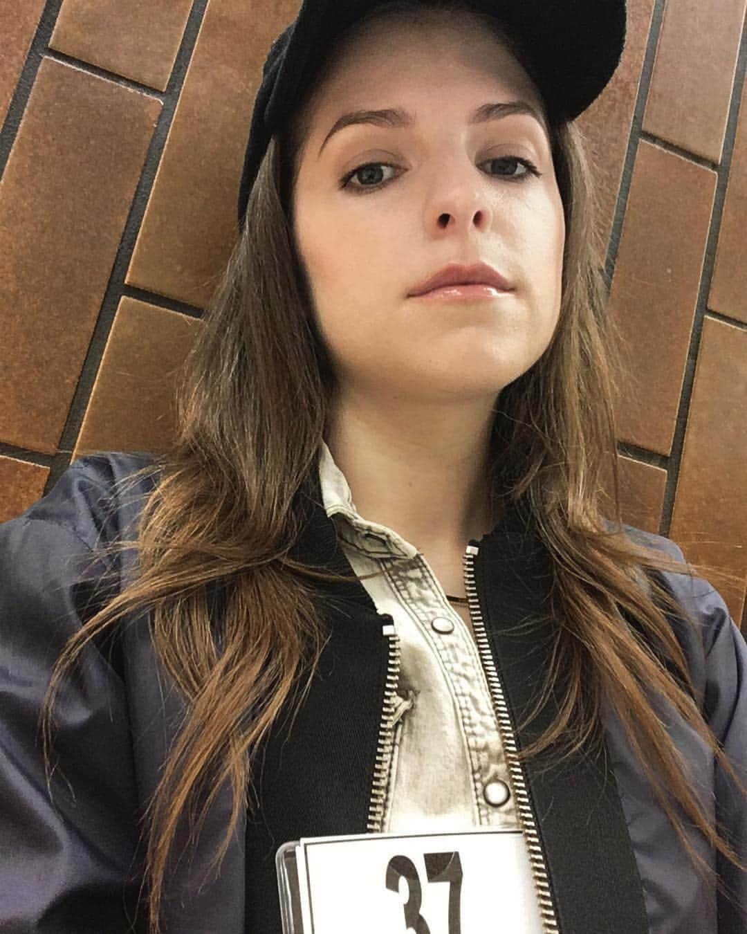 アナ・ケンドリックさんのインスタグラム写真 - (アナ・ケンドリックInstagram)「Week three of jury duty face. Can’t decide if my favorite thing about jury duty is the boredom, the feeling I’m about to get yelled at, the mystery puddle outside my assigned courtroom, or how often I get it. JUSTICE IN ACTION 🕺🏻🎊」4月11日 6時04分 - annakendrick47