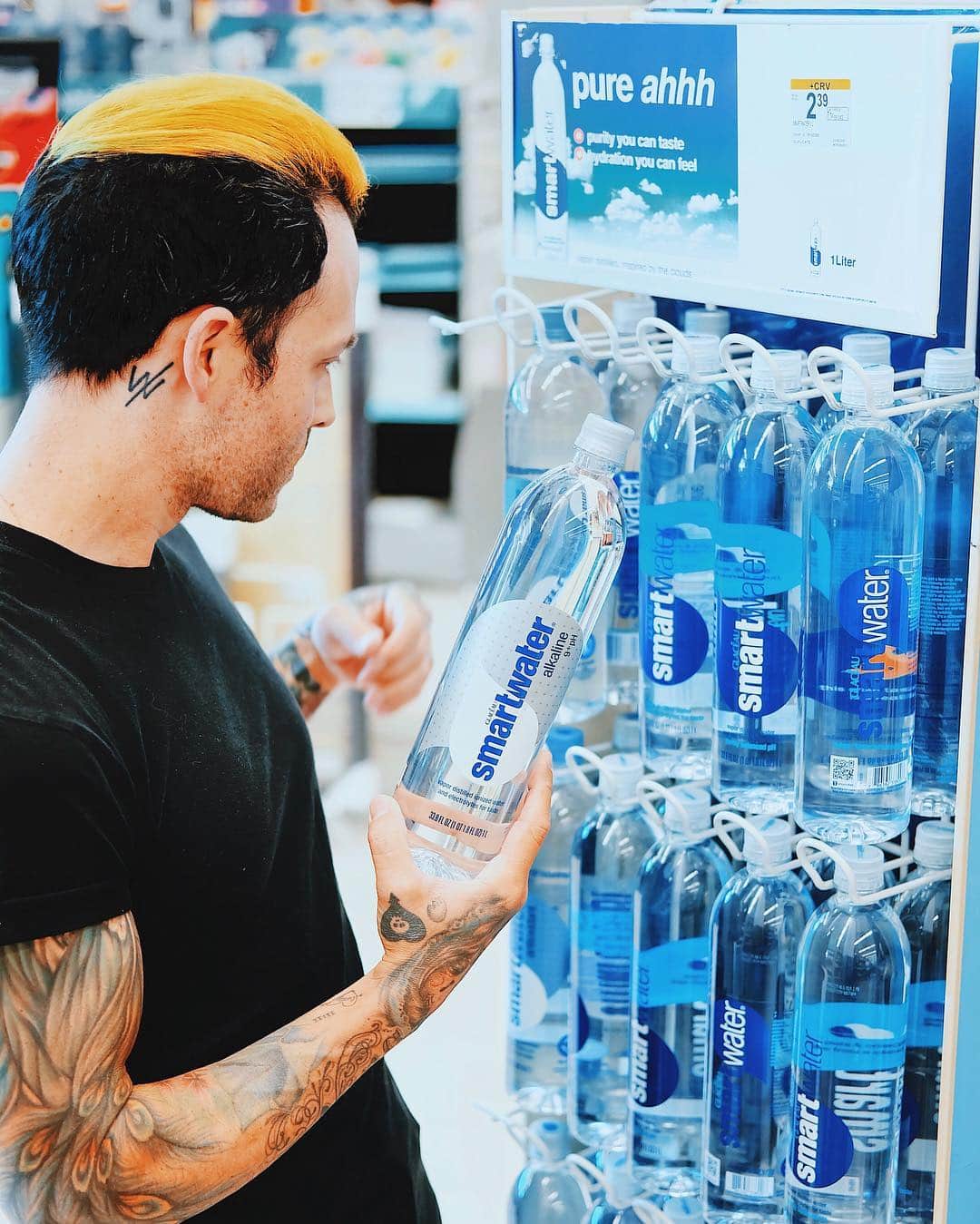 ニック・マーティンのインスタグラム：「HEYOOOO! CONTEST TIME! Over the past few years, I’ve made it a point to consume more water & stay hydrated on a daily basis. #ad When I started my health journey, I realized I wasn’t eating right and I definitely was not drinking enough water. As I’ve continued on my journey, I cut out the unhealthy beverages and really focused on my consumption of water & seeing the importance of keeping my body properly hydrated at all times. I recently got hooked on @smartwater alkaline & its become my go to at @Walgreens when I go on my daily walk through my neck of the woods. smartwater alkaline water is vapor distilled, with added electrolytes for taste and ionized with 9+ pH. - Right now, you can go into @Walgreens, take a “shelfie” with your favorite @smartwater & be entered for a chance to win FREE smartwater for a YEAR! Post your SHELFIE with the hashtag: #smartwatercontest - *NO PURCHASE NECESSARY. Legal residents of 50 US/DC, 18 years or older. Ends 6/1/19. For rules, mail-in method of entry, hashtag, & all details, see link in this caption. Void where prohibited. https://bit.ly/2TJGsjo」