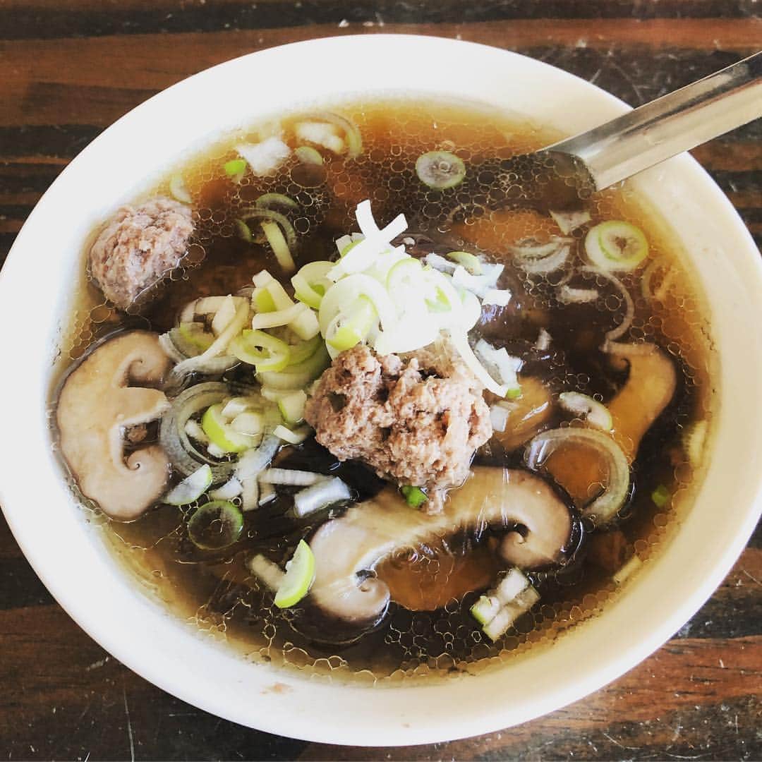 池田有希子のインスタグラム：「豚肉と生姜の団子、椎茸、春雨、吸い口にネギ。味付け醤油だけ。今日は寒い〜！ #朝スープ #soupforbreakfast」