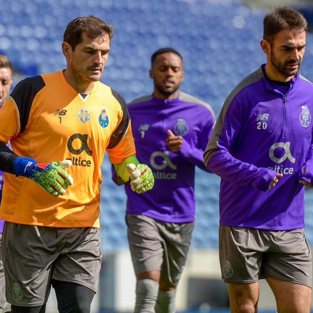 イケル・カシージャスさんのインスタグラム写真 - (イケル・カシージャスInstagram)「No hay tiempo para pensar en lo que no salió bien en Liverpool. Desde hoy, entrenamiento en Dragao, pensando en el partido del próximo sábado!! Quedan 6 finales!! Esta es la primera!! 🐉 💪🏼💙」4月11日 6時30分 - ikercasillas