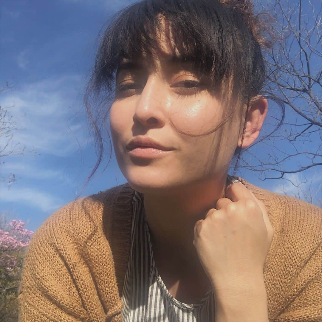 フリーディアさんのインスタグラム写真 - (フリーディアInstagram)「I stepped outside to see if Spring was here. The flowers are budding and the sky looks clear. Spring if you are listening, we are ready for you!⠀⠀⠀⠀⠀⠀⠀⠀⠀ 私は外に出て春が来たかどうかを確認した。花が芽生え、空は澄んで見える。春が聴いているならば、私たちは春のために準備ができているからいつきても良いよ。⠀⠀⠀⠀⠀⠀⠀⠀⠀ #losangeles #la #ca #laweather #california #spring #springweather #flowers #sakura #warmweather」4月11日 6時30分 - friediamn