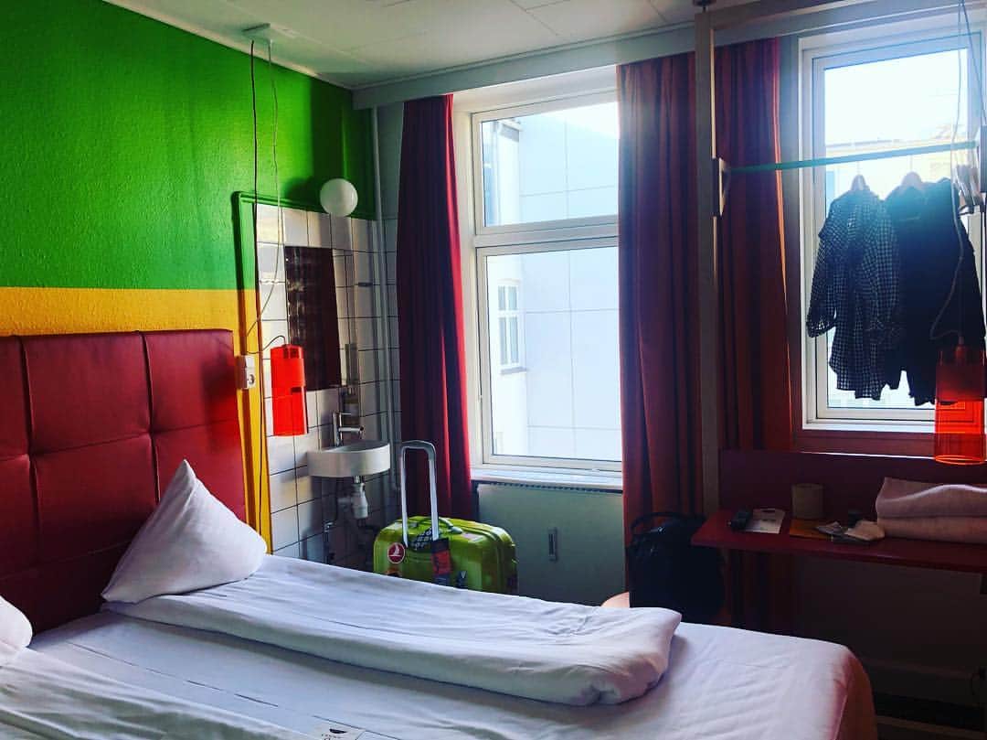 竹澤汀さんのインスタグラム写真 - (竹澤汀Instagram)「お宿の話  コペンハーゲンで3日間泊まったお宿。中央駅から徒歩3分ほどの、いい場所にありました。この辺一帯はホテル地帯のようです。  トイレとお風呂は共同のシングルルームだったので、この部屋は半ホテル、半ホステル、みたいな感じ。ホテルよりも安くて、ユースホステルよりも高いです。シャワールームもトイレも綺麗でした。  私はKaligoというアプリで、JALのマイレージをフォローしながら見つけて一泊約7000円ほど。Kaligoだと他のマイレージカードもフォローできて、楽しいです。 今回は、およそ800マイルが貯まります。  お部屋のランクは様々で、これよりいい部屋もたくさんありそうでした。  ユースホステルや、ドミトリーも出会いがあったり独特で好きですが、今回は荷物が多いし、一度リラックスしたかったのでやめ。  リーズナブルなので紹介。  いい滞在になったよ。  #alonetrip #travel #denmark🇩🇰 #旅 #旅ログ #travelling #traveler #hotel #japan」4月11日 6時44分 - migiwaaaaaaaaaa