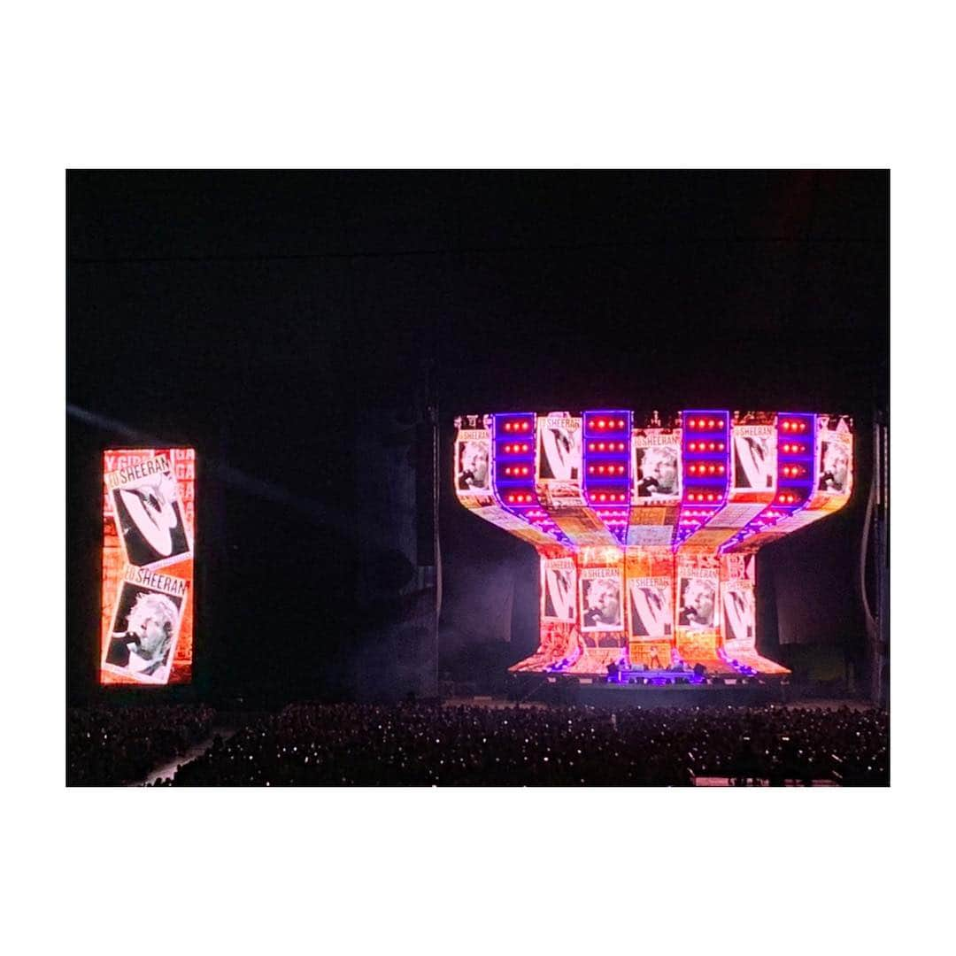 若村柚那さんのインスタグラム写真 - (若村柚那Instagram)「Ed Sheeran🐻💙 本当に最高すぎた。 i went to live of Ed Sheeran at the Tokyo dome. i’ve liked his song  since i was student of university. i finally went to his live!!! so i was moved his voice. thanks a lot. Ed sheeran awesome🐻🐻🐻❤️ #edsheeran #live #japan #divideworldtour #divide #tour #singer #blue #÷ #music #guiter #love #goodtime #awesome #yolo #edsheerandivide #20190409 Thanks a lot🐻 @teddysphotos」4月11日 6時43分 - yuzuna_517