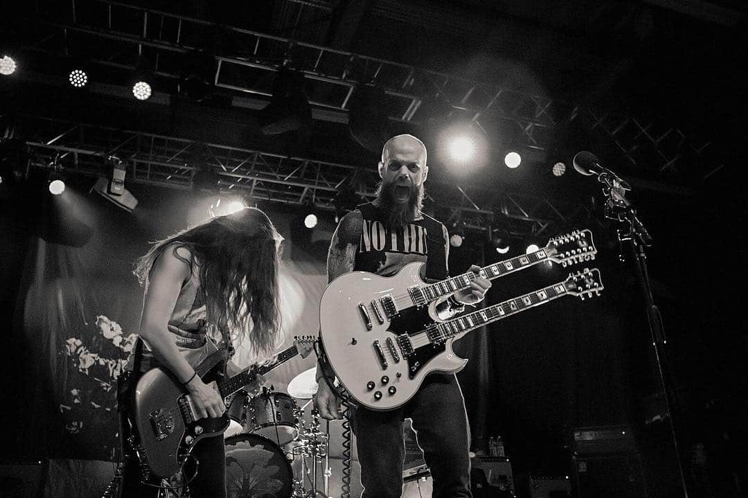 Revolverさんのインスタグラム写真 - (RevolverInstagram)「@yourbaroness have returned with another instantly unforgettable track from their upcoming fifth studio full-length, the infectious, dynamic "Seasons." Like "Borderlines," the new song sees the Savannah quartet edging into fresh territories while still maintaining the sludgy grooves and progressive structures that define their signature sound. Hear it, link in bio 📸: @jimmyhubbard」4月11日 6時52分 - revolvermag