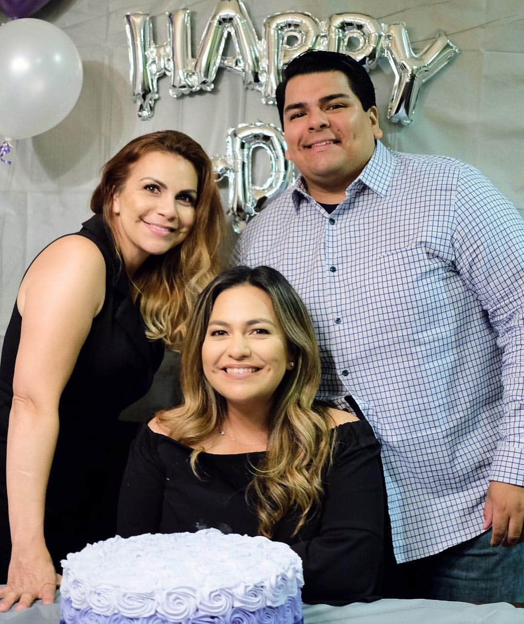 リセット・サラスのインスタグラム：「Happy #NationalSiblingsDay @ramirezsusy @marvin.salas We argue, we laugh, we cry (mainly me and Susy) but through it all, I got your backs..... 💜💙💜🤢」