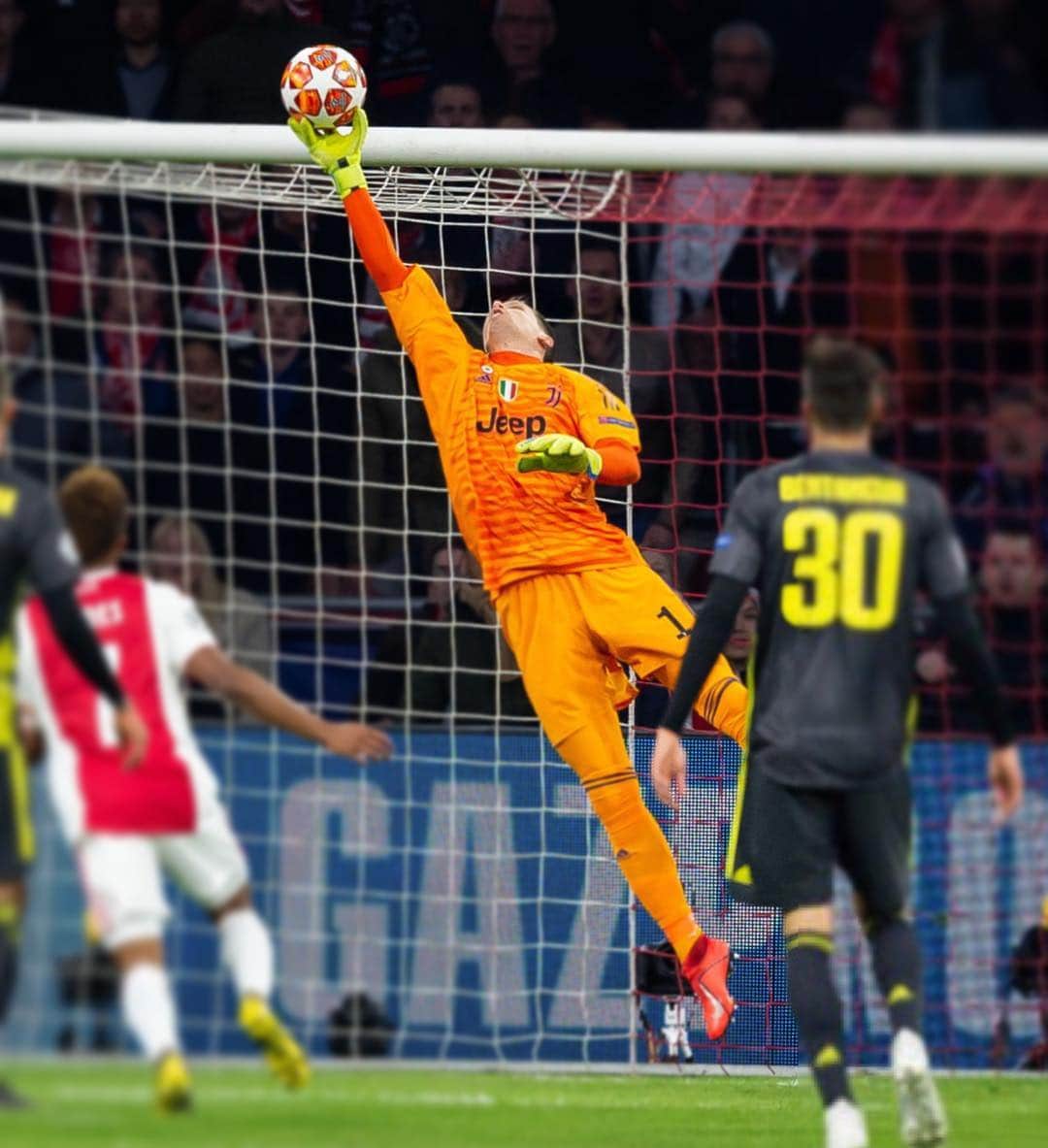 ヴォイチェフ・シュチェスニーのインスタグラム：「Still 90mins left to play 💪⚪️⚫️ #ForzaJuve #UCL #AjaxJuve」