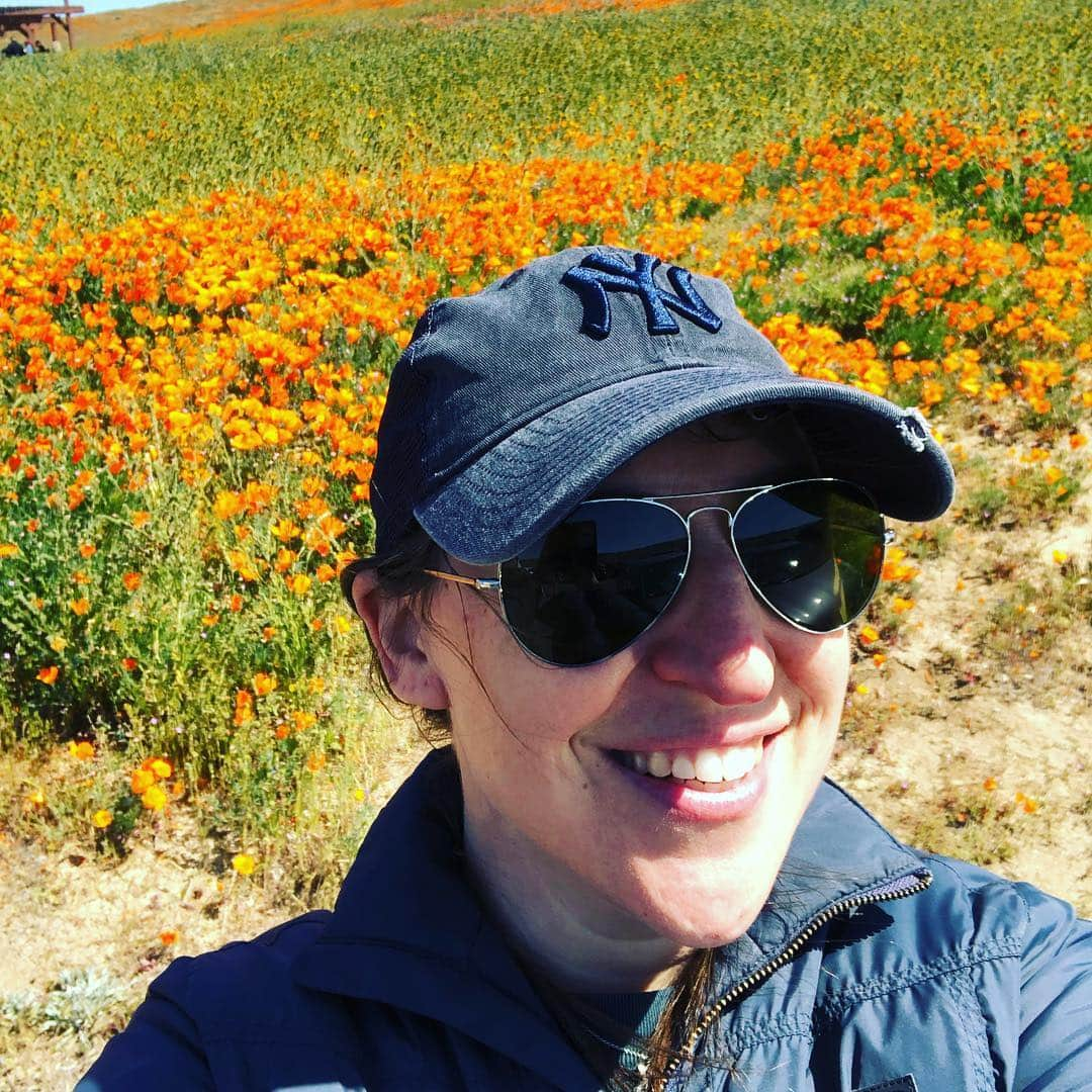 メイム・ビアリクさんのインスタグラム写真 - (メイム・ビアリクInstagram)「The superbloom at the #antelopevalleypoppyreserve was worth the drive. Go early to beat the crowds and bring a jacket. Windy!!!! . . #superbloom #poppies」4月11日 6時50分 - missmayim