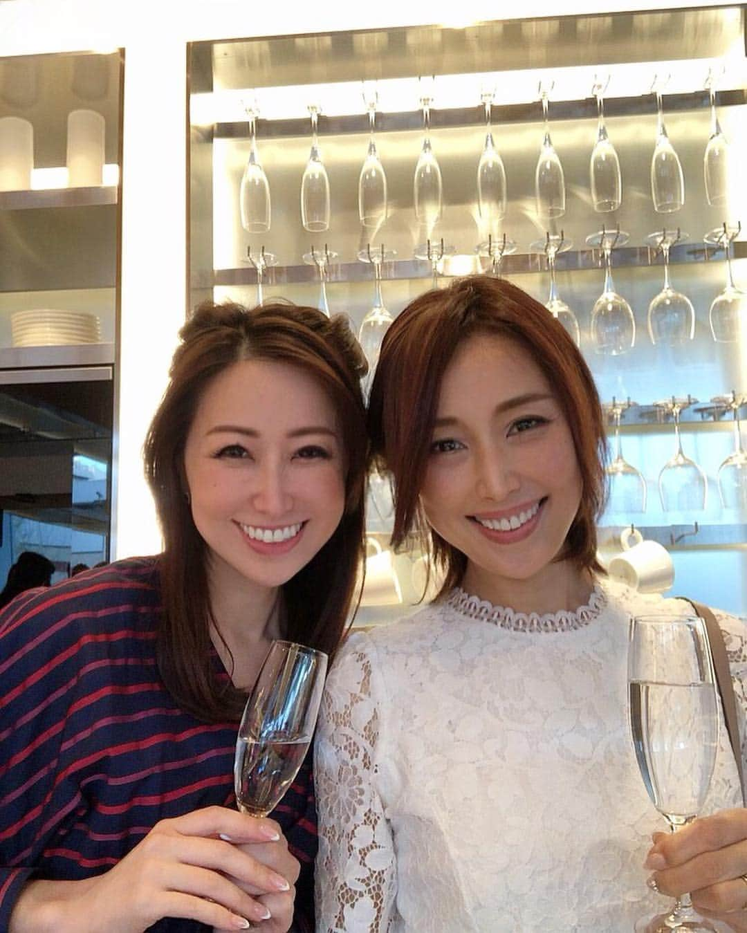 宮田綾子さんのインスタグラム写真 - (宮田綾子Instagram)「ハイヒールLOVERS Ayako⁑  タラジャーモン × ピエールエルメ コラボレーション レセプションパーティーにお招きいただきました🇫🇷 えりちゃんと🥂 ピエールエルメ青山店にてポップアップストアが期間限定オープン ハートモチーフのバンダナすごい可愛い💕 期間中に「 #マカロンとわたし 」を付けた投稿の中から抽選で3名様に豪華商品が当たります🎁 4/5〜4/21まで！お見逃しなく〜〜 . #onepiece #lialapg #liala_fashion #pr  new✨  lpg311-0365 @joint_space @lialapg #bag #gucci #watch #danielwellington  #scarf #tarajarmon  new✨ #shoes #jimmychoo  ___________________★ ___________________﻿﻿﻿﻿ インスタグラムをもっと知りたい方🌈 インスタコンサルティング受付中 詳細は @ayako__miyata  プロフィールURLよりご覧ください﻿﻿﻿﻿ ___________________★ __________________  #ハイヒールLOVERS #宮田綾子 #タラジャーモン #ピエールエルメ #pierreherme #pierrehermeparis #パリジェンヌ #マカロン #お菓子 #スイーツ #青山カフェ #カフェ好きな人と繋がりたい #カフェ好き #表参道カフェ #期間限定メニュー #スカーフ #ハート」4月11日 6時51分 - ayako__miyata