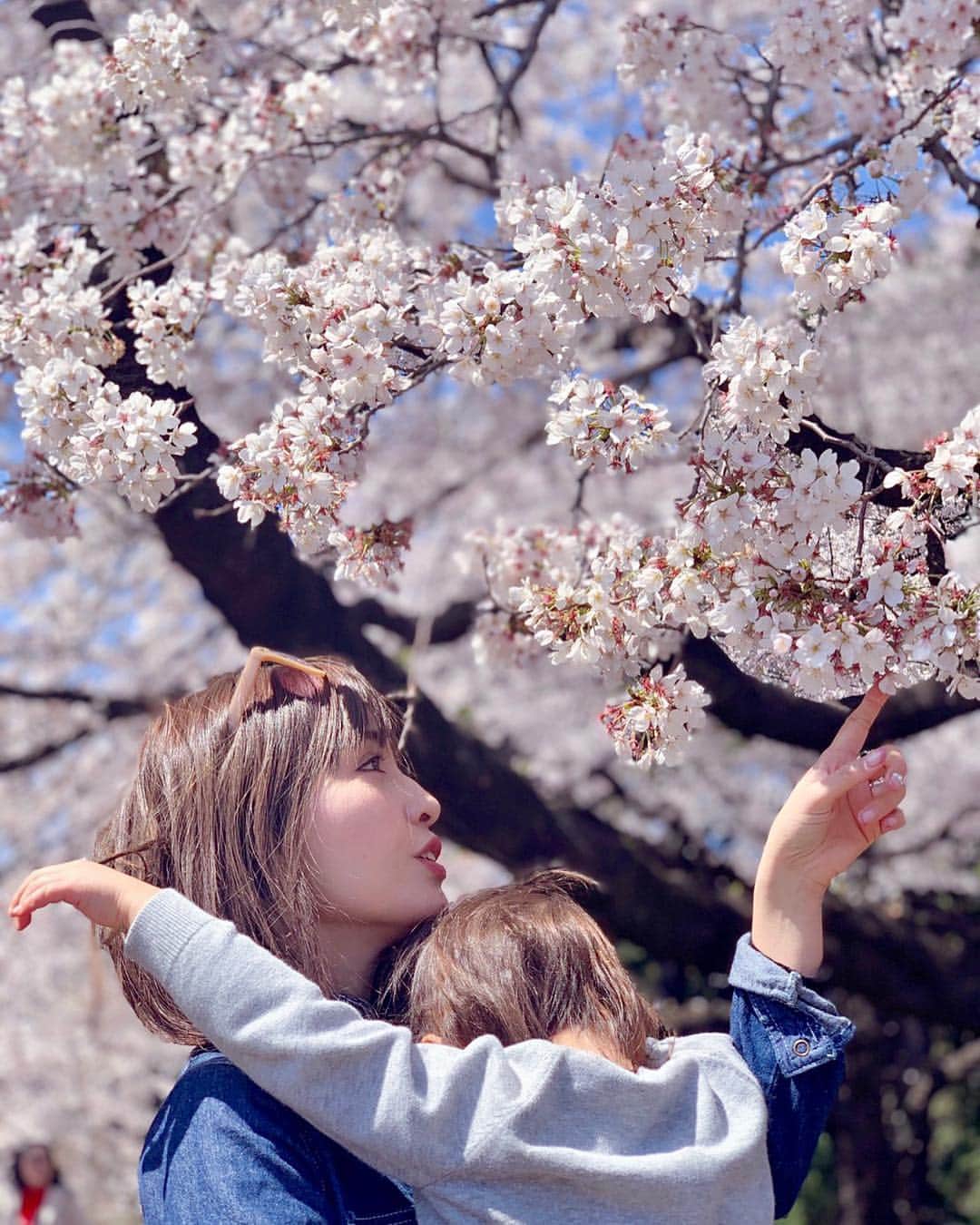 水野佑香さんのインスタグラム写真 - (水野佑香Instagram)「今日は晴れてるけど強風だったね😖🍃﻿ ﻿ 寒い寒い寒い〜‼️﻿ ﻿ そしてついに桜の季節が終わりそう…🌸﻿ ﻿ ﻿ 今年の春はプライベートも、仕事も、﻿ お別れと新しいはじまりがあった。﻿ ﻿ ﻿ いろんなことも含めて前にドンドン進む。﻿ ﻿ ﻿ #平成最後の春 ﻿ ﻿ ﻿ でも変化することって楽しくない？﻿ ﻿ いつも同じって足踏みしてるようで飽きちゃうから﻿ 与えられた時間を楽しく生きてこ✨✨✨﻿ ﻿ ﻿ #水野祐香 #Editor #youtuber #model #director #ワーキングママ #ママ  #アラフォー  #アラフォーモデル #39歳 #ゴングロ三兄弟 #加齢に負けず華麗に生きる ﻿ #얼스타그램 #찍스타그램 #셀카  #셀프 #셀스타그램」4月11日 17時42分 - mizuno_yuka