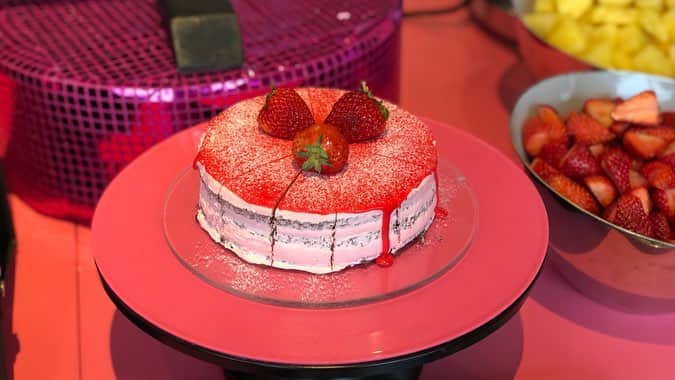 指出瑞貴さんのインスタグラム写真 - (指出瑞貴Instagram)「🤤🍓🍓 #いちご #パラダイス #strawberry #かわいい #スライド #女子女子してる #ピンクで落ち着かない私 #なによりもそのままのいちごの美味しさ #神 #ヒルトン東京お台場」4月11日 17時43分 - sashidemizuki