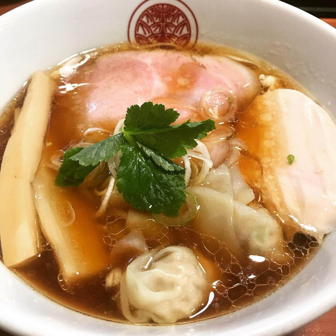 桜井誠さんのインスタグラム写真 - (桜井誠Instagram)「京都 らぁ麺 とうひち 鶏醤油らぁ麺  鶏の旨味と生醤油のキレある香りを活かしたシンプルな一杯。 麺は小麦の香りが華やかな平打ちストレート麺で、コシもあり、しなやかで啜り心地が良い。 鶏と豚のレアチャーシューは、京都ではまだ珍しいのでは。 淡麗系のラーメンも全国に広がっていくのかな。 ご馳走さまでした。 #麺活 #ラーメン #ramen」4月11日 17時43分 - m_sakurai_da