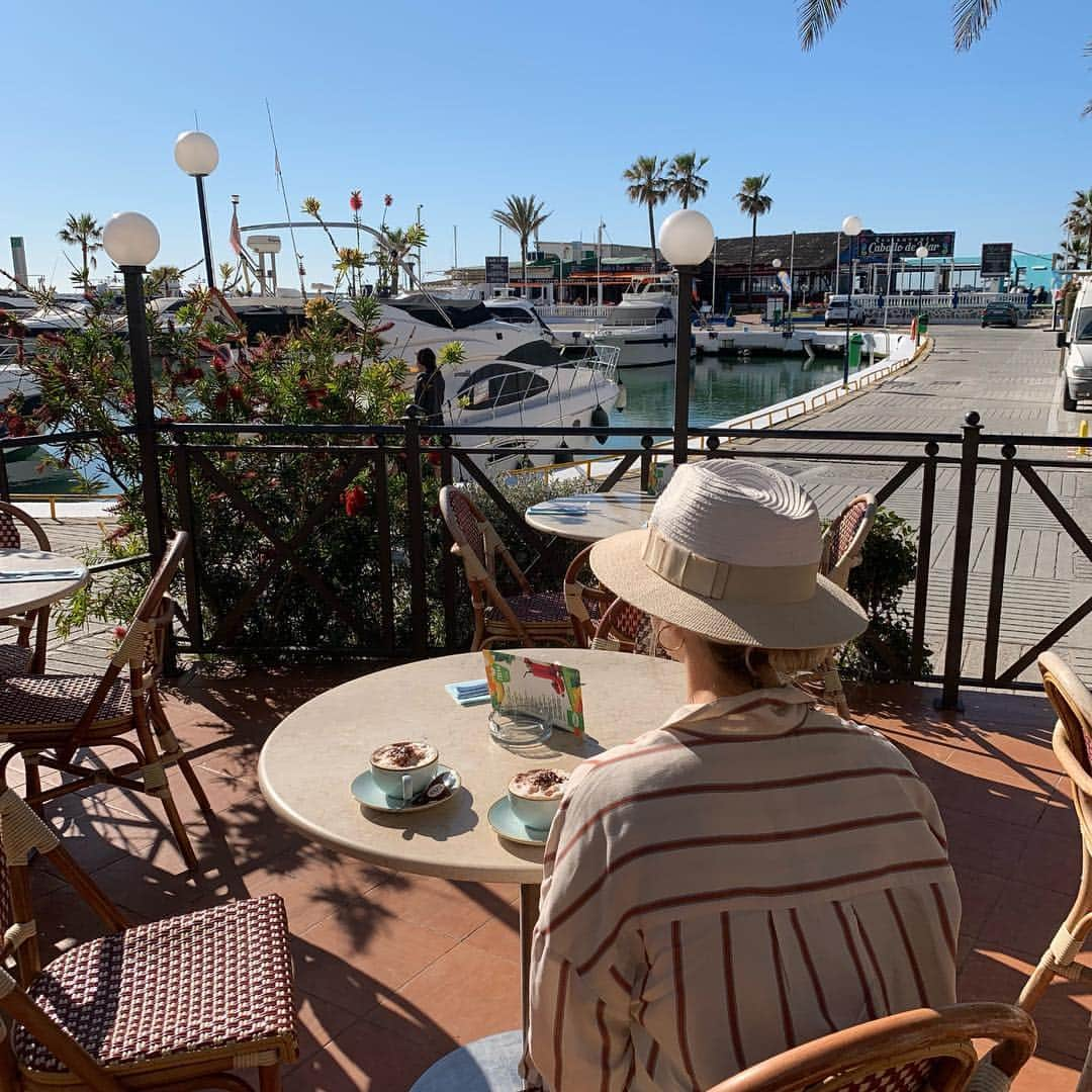 ガブリエル・アドコックさんのインスタグラム写真 - (ガブリエル・アドコックInstagram)「Good morning, coffee before beach 👒🏖☕️☀️💙」4月11日 17時43分 - gabbyadcock1