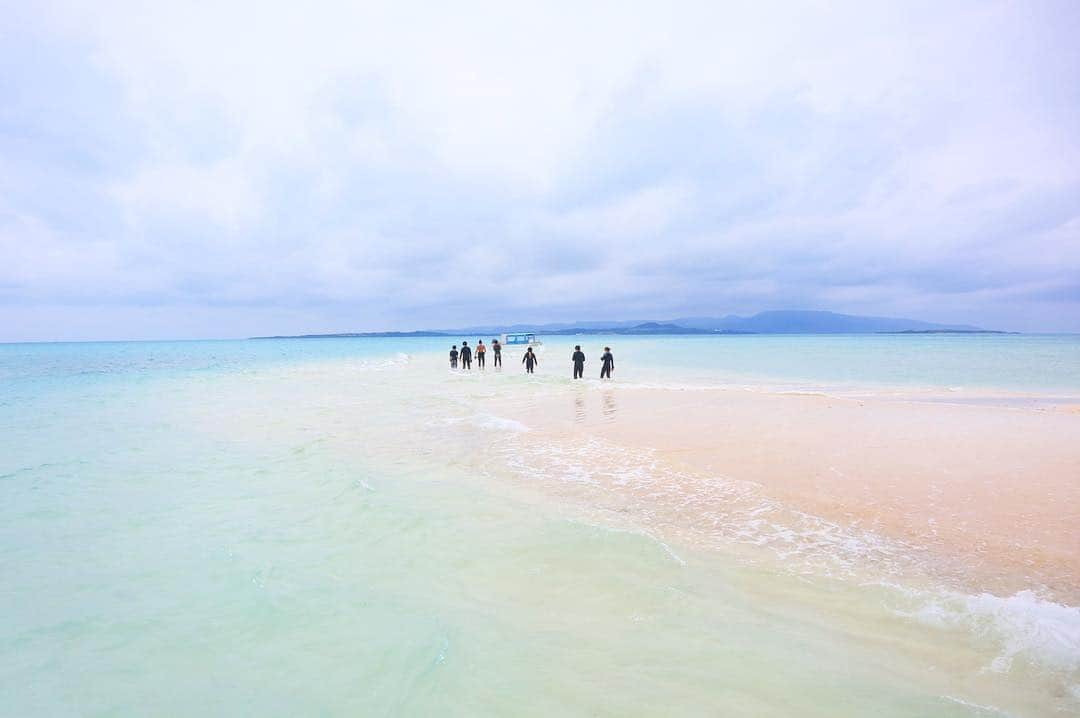 小林希さんのインスタグラム写真 - (小林希Instagram)「島は島でも、 幻の島 に行って来ました！ 石垣島からツアーのみでいけます。 神秘的でした✨  #journey #viaje #voyage #travel #japan #旅 #旅女 #トラベル#島#島旅#週末島旅#island #japan#離島#旅好きな人と繋がりたい#八重山諸島#石垣島#竹富島#街並み#taketomi#ishigaki#幻の島」4月11日 17時44分 - nozokoneko