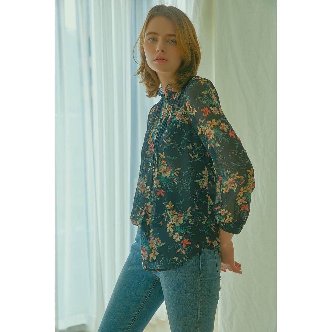 DAKS Koreaさんのインスタグラム写真 - (DAKS KoreaInstagram)「• DAKS ladies  계절의 흐름은 옷에서 가장 먼저 느낄 수 있죠. 봄이 오면 자연스레 생각나는 플라워 블라우스. 네크라인의 러플 장식과 앞단의 플리츠 장식으로 디테일을 더했습니다. 이번 주말, 닥스 레이디스 플라워 프린트 블라우스와 봄을 맞이해 보세요. _ [아이보리 러플장식 긴팔셔츠] #DLSH9BL93IV [네이비 러플장식 긴팔셔츠] #DLSH9BL93N3」4月11日 16時20分 - dakskorea_accessories