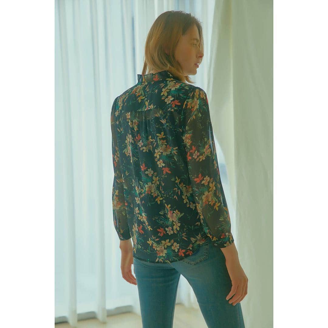 DAKS Koreaさんのインスタグラム写真 - (DAKS KoreaInstagram)「• DAKS ladies  계절의 흐름은 옷에서 가장 먼저 느낄 수 있죠. 봄이 오면 자연스레 생각나는 플라워 블라우스. 네크라인의 러플 장식과 앞단의 플리츠 장식으로 디테일을 더했습니다. 이번 주말, 닥스 레이디스 플라워 프린트 블라우스와 봄을 맞이해 보세요. _ [아이보리 러플장식 긴팔셔츠] #DLSH9BL93IV [네이비 러플장식 긴팔셔츠] #DLSH9BL93N3」4月11日 16時20分 - dakskorea_accessories