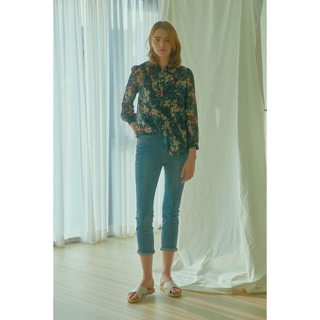 DAKS Koreaさんのインスタグラム写真 - (DAKS KoreaInstagram)「• DAKS ladies  계절의 흐름은 옷에서 가장 먼저 느낄 수 있죠. 봄이 오면 자연스레 생각나는 플라워 블라우스. 네크라인의 러플 장식과 앞단의 플리츠 장식으로 디테일을 더했습니다. 이번 주말, 닥스 레이디스 플라워 프린트 블라우스와 봄을 맞이해 보세요. _ [아이보리 러플장식 긴팔셔츠] #DLSH9BL93IV [네이비 러플장식 긴팔셔츠] #DLSH9BL93N3」4月11日 16時20分 - dakskorea_accessories