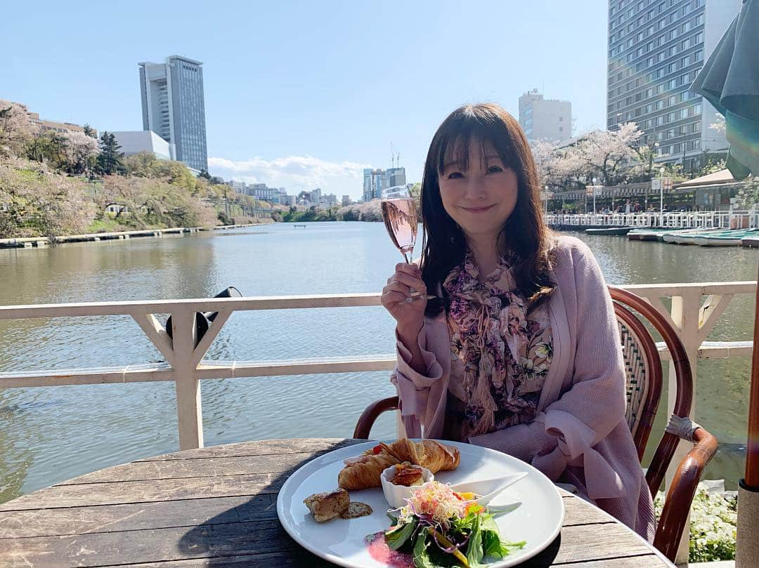 名波はるかさんのインスタグラム写真 - (名波はるかInstagram)「おとといはカナルカフェでお花見してきました🌸 なんと虹がかかってる🌈 昨日大雨でだいぶ散っちゃったので、行けて本当よかった〜☺️💕#お花見 #カナルカフェ #カナルカフェでお花見 #お花見2019」4月11日 16時20分 - nanamiharukatraveler