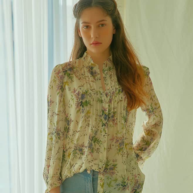 DAKS Koreaさんのインスタグラム写真 - (DAKS KoreaInstagram)「• DAKS ladies  계절의 흐름은 옷에서 가장 먼저 느낄 수 있죠. 봄이 오면 자연스레 생각나는 플라워 블라우스. 네크라인의 러플 장식과 앞단의 플리츠 장식으로 디테일을 더했습니다. 이번 주말, 닥스 레이디스 플라워 프린트 블라우스와 봄을 맞이해 보세요. _ [아이보리 러플장식 긴팔셔츠] #DLSH9BL93IV [네이비 러플장식 긴팔셔츠] #DLSH9BL93N3」4月11日 16時20分 - dakskorea_accessories