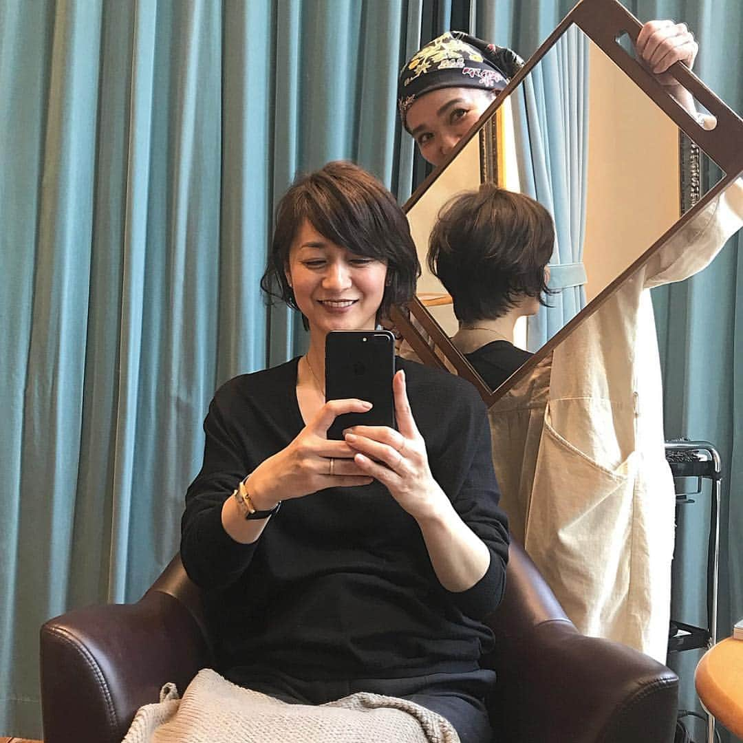 富岡佳子さんのインスタグラム写真 - (富岡佳子Instagram)「前下がりのレイヤーボブにしました！ ヘビーサイドの方をアシンメトリーに少しだけ長めにカットしてもらっています。 パーマはかけておりません（前田さんにアイロンで巻いていただきました） #beautrium265  stylist／yuriko Maeda colourist／emi Yoshimura #dadacubic  サロンはタグ付け致しました☺︎」4月11日 16時25分 - yoshikotomioka