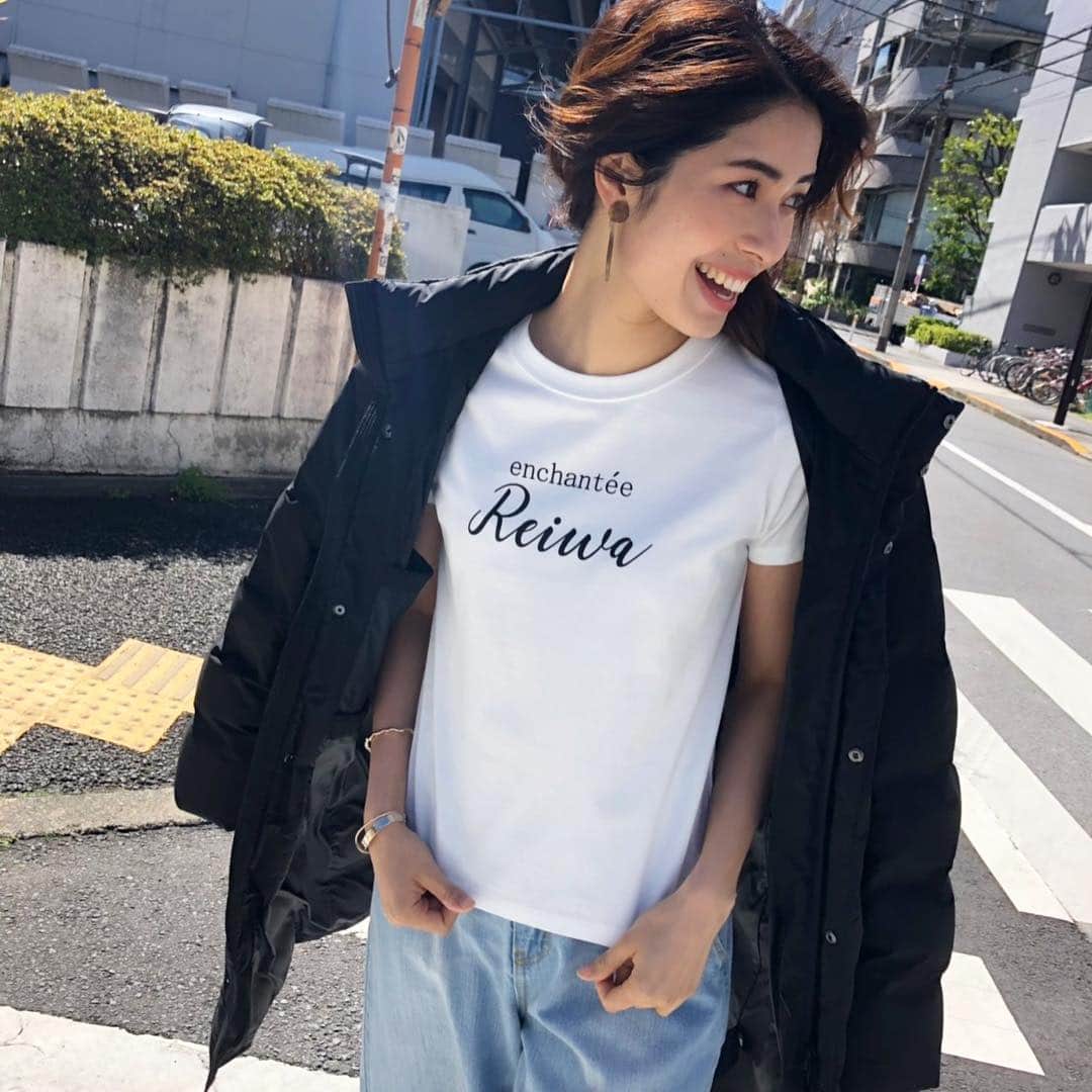山崎愛香さんのインスタグラム写真 - (山崎愛香Instagram)「. モデルの仕事は季節を先取りすることが多いのですが 今日は時代を先取りしました❤️ 「令和」Tシャツwebで予約受付中ですって❤️ #avv #時代を先取り #令和 #令和Tシャツ #モデル #撮影 #強風の中頑張りました」4月11日 16時18分 - manaka_yamazaki