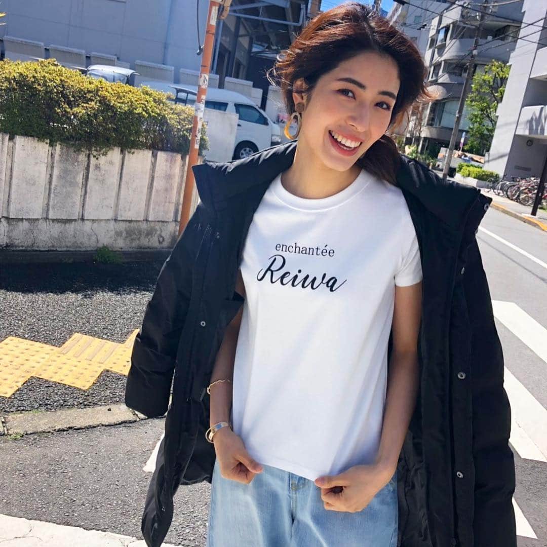 山崎愛香さんのインスタグラム写真 - (山崎愛香Instagram)「. モデルの仕事は季節を先取りすることが多いのですが 今日は時代を先取りしました❤️ 「令和」Tシャツwebで予約受付中ですって❤️ #avv #時代を先取り #令和 #令和Tシャツ #モデル #撮影 #強風の中頑張りました」4月11日 16時18分 - manaka_yamazaki