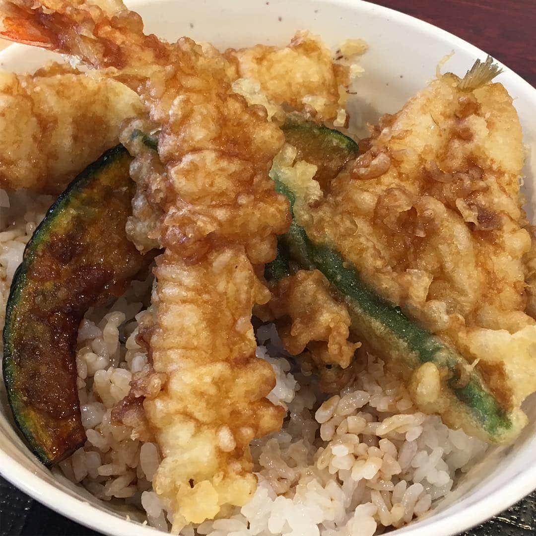 柳家さん生さんのインスタグラム写真 - (柳家さん生Instagram)「4/11昼ご飯だぁ〜新宿歌舞伎町いわもとＱの天丼🙏ワンコインで海老、烏賊、鱚、隠元、南瓜の五種はコスパすごい😱 #さん生 #天丼 #いわもとＱ #ワンコイン」4月11日 16時19分 - waraiguma1957