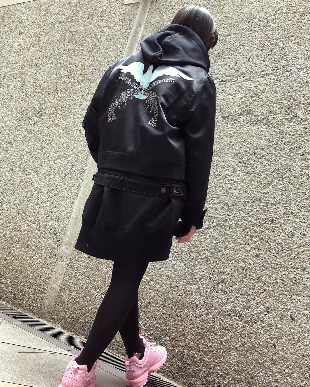 小鳩ミクさんのインスタグラム写真 - (小鳩ミクInstagram)「I got a brilliant jacket and cute shoes po.🕊 なんとも私らしいジャケットと 可愛いスニーカーを ゲットいたしましたっぽ🕊 ジャケットは袖と裾がデニム生地が ちらっとついててかわいいんだっぽ。 @royal_flash_official  #roarguns  #3paradis  #NOGUNSINPARADIS  @filausa #fila 撮影は @akane_bandmaid 🕊」4月11日 16時23分 - kobatomiku