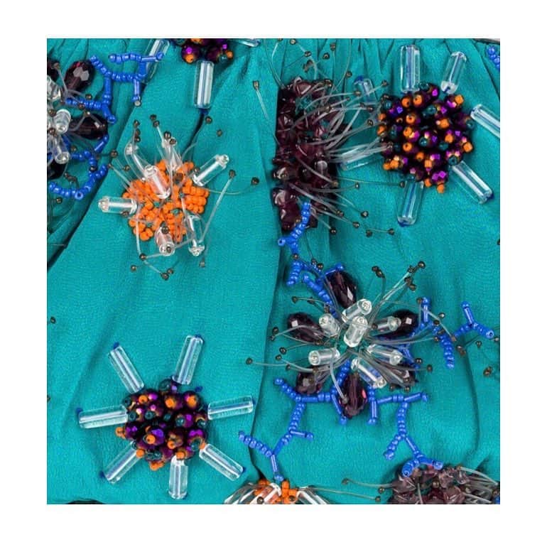 ジャマンピュエッシュのインスタグラム：「Skillful artisans created this three-dimensional embroidery of sea anemones and corals with beads and semi-precious stone #jaminpuech #embroidery #art」