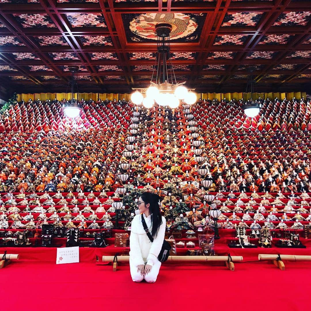 mycoのインスタグラム：「🎎🎎🎎雛人形🎎🎎🎎 行きたかった可睡斎へ🚗 これはこれは迫力ありました！  浜松の手前で鰻屋さん瞬へ。 こちらも行ってみたかったお店でめちゃくちゃ美味しかった🍴  昨日は寒かったですね。 雪が降った場所もあったようで。  早くぽかぽかな春さんいらっしゃいませね。  #雛人形  #japan  #doll #うなぎ  #instagood  #instafood」