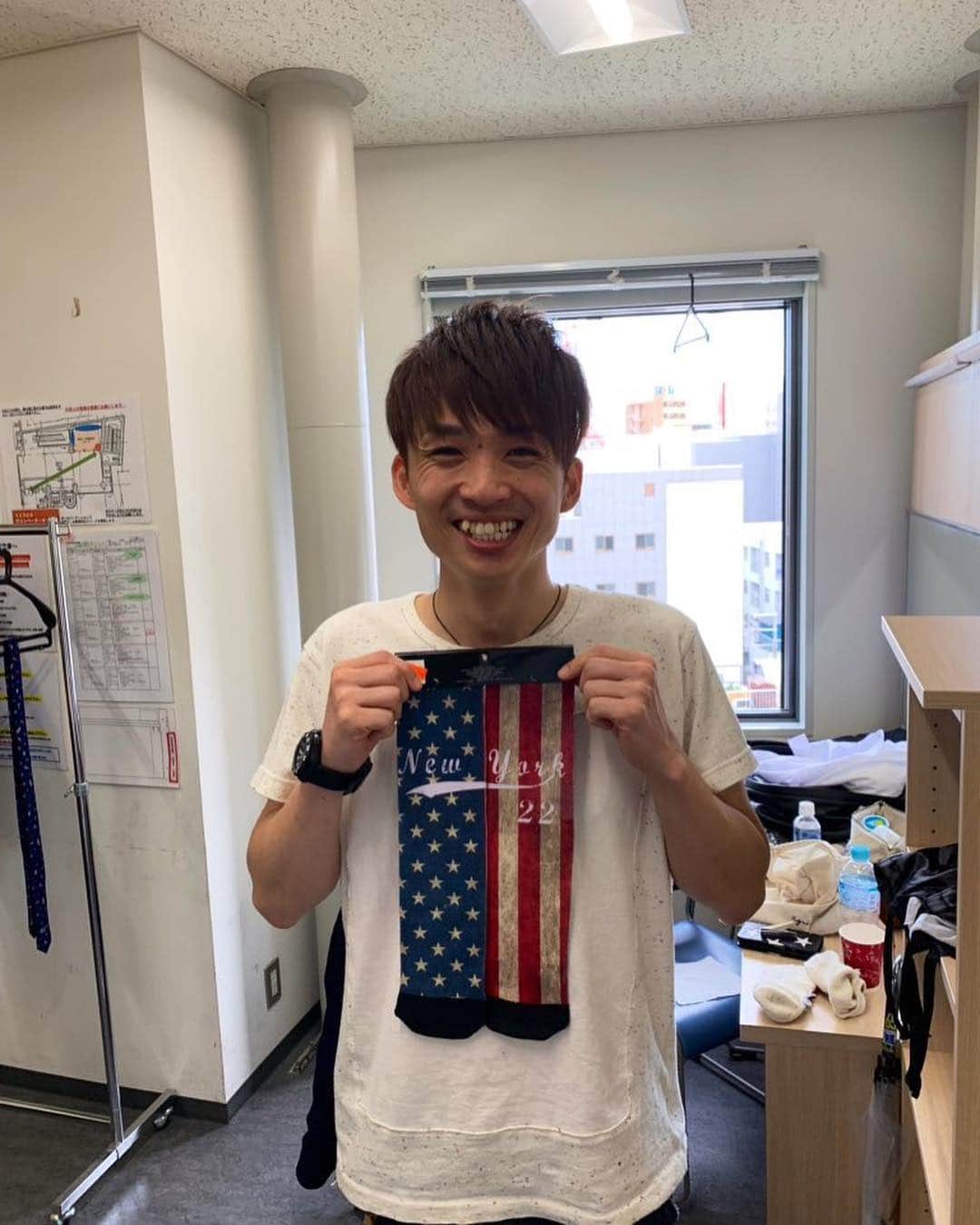 池田真一のインスタグラム：「ゆずるさんにニューヨークのお土産渡せた！早速履いてくれてます！ 似合いすぎ🤣🤣🤣」