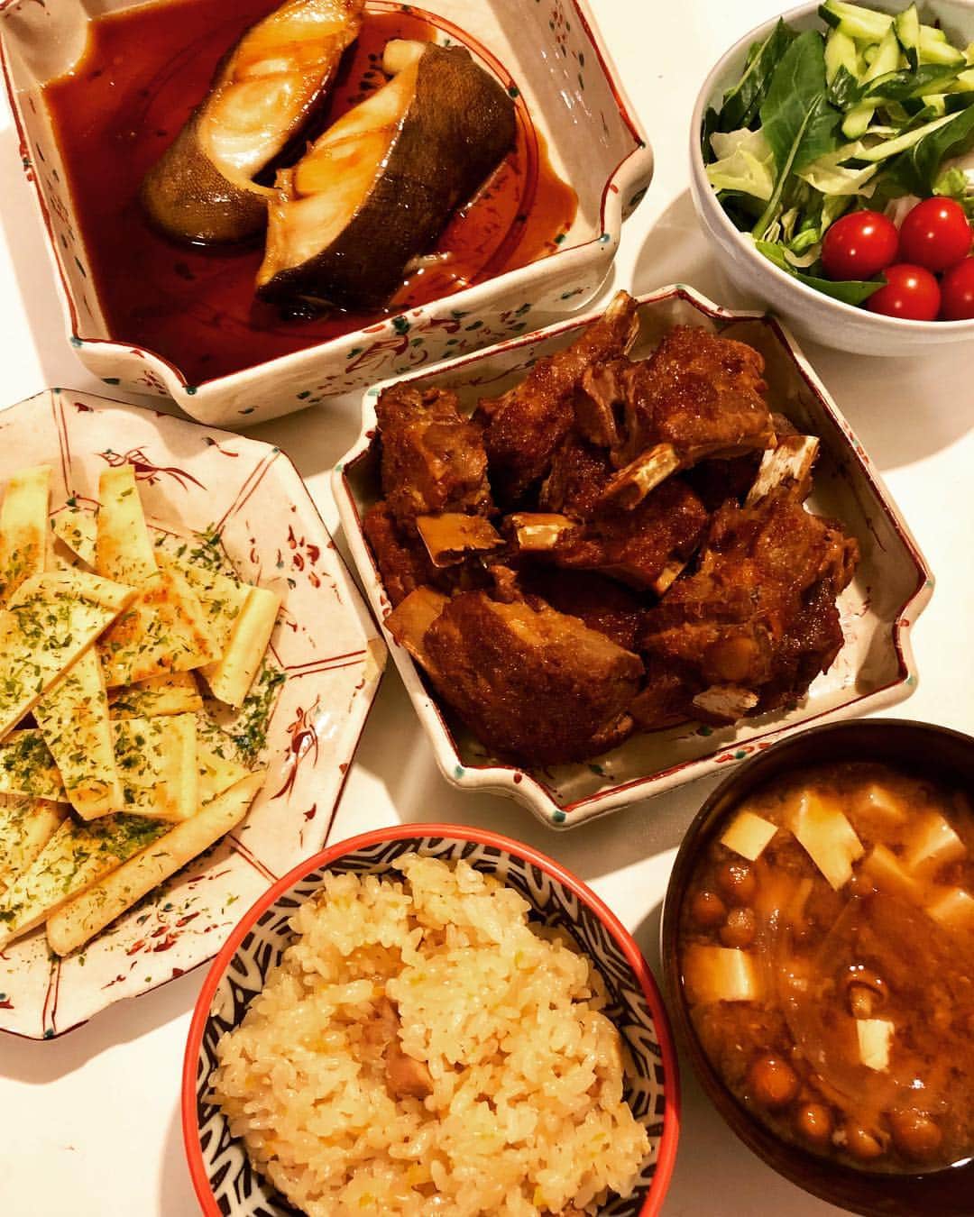 のインスタグラム：「昨日の夕飯( ^ω^ ) 前日仕込んでおいたスペアリブと、銀ダラ買ってチルドで待機してたので煮付けに( ^ω^ ) あとは、サラダとお揚げをカリッとフライパンで焼いたものと、ナメコの味噌汁と、鶏肉とごぼうと人参とお揚げの炊き込みご飯！  炊き込みご飯はまたまたみかりん @mikaofficial99 にもらった、おばんざいのもとでお出汁を取って炊きました(๑˃̵ᴗ˂̵) 姫が銀ダラほとんど食べちゃったくらいハマってた（笑） 銀ダラって美味しいもんね〜( ^ω^ )  最後のはいつものお取り寄せの緑の一番星！ 定期購入してるアローカナの卵です。 ビタミン豊富で疲労にもいいし、栄養たっぷりです！ しかもまったく臭みがなくて、生で食べてもめっちゃ美味しい！！ お取り寄せって便利ですね〜(๑˃̵ᴗ˂̵) #甘糟ご飯#ご飯#夜ご飯#夕飯#家ご飯#スペアリブ#銀ダラ#炊き込みご飯#緑の一番星#アローカナ#japan #japanese#japanesefood #japanesestyle #dinner」