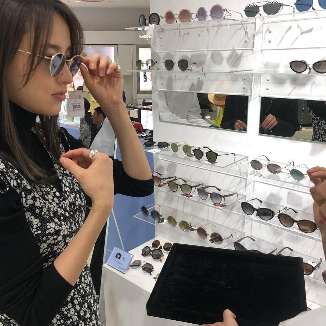 寒川綾奈さんのインスタグラム写真 - (寒川綾奈Instagram)「みんな #eyewear 選ぶ時どうしてる？？﻿ 綾奈は、これって本当に似合ってるのかな？とか、もしかしたらもっと似合うのがあるんじゃないかな？って迷って結局買えないってことが多々あるんだけど、﻿ そんな悩みを解決してくれるコンシェルジュサービスを体験できる、サングラスの新しいコンセプトショップが、伊勢丹 新宿本館1Fのザ・ステージに4/10(水)~4/16(火)の間期間限定でオープンしてます。﻿ ﻿ バーチャルで試着できたり、﻿ 専門のレクチャーを受けた #コンシェルジュ が、顔の形や顔色、服装などからよりオススメの提案をしてくれるよ！﻿ うちも色々オススメをかけてみて #Oliver Peoples の #サングラス と出会いました^^﻿ ﻿ 夏が楽しみだ🌴﻿ ﻿ #everydayisasunday﻿ #今日どのサングラス」4月11日 16時43分 - sogawaayana