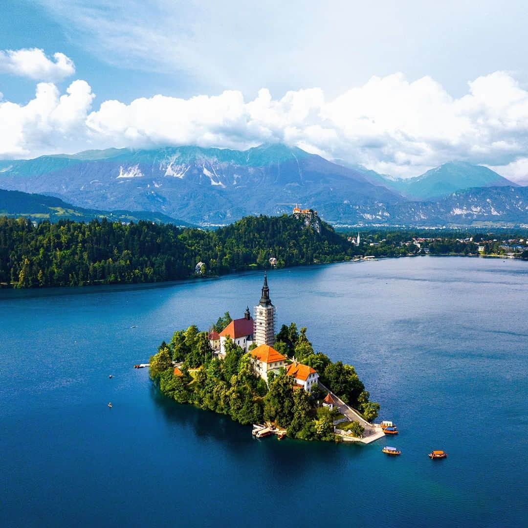 エールフランスさんのインスタグラム写真 - (エールフランスInstagram)「From the top of the Mala Osojnica hills, admire the spectacular views over Lake Bled, one of the most beautiful places in Slovenia. Du haut de la colline de Mala Osojnica, admirez la vue spectaculaire sur le lac de Bled, un des plus beaux endroits de Slovénie. #airfrance #franceisintheair  #slovenia #lakebled #malaosojnica #travel #discover #view #wandeerlust #spring」4月11日 16時55分 - airfrance