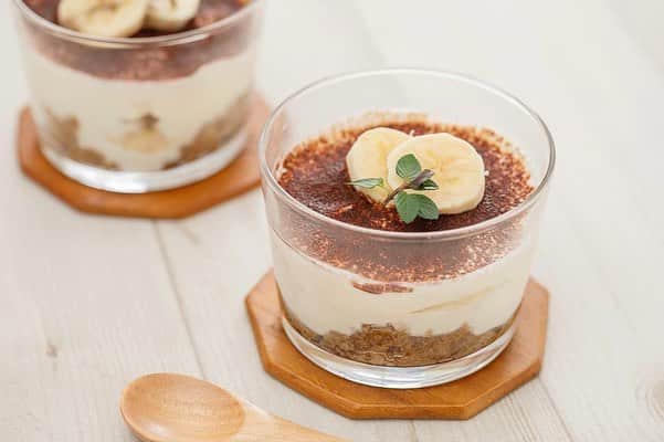 のインスタグラム：「. Martの連載ページでも紹介していた、 【蒸しケーキでつくる本格バナナティラミス】の作り方をMartのサイトで見られます☘️ . 蒸しケーキでつくるティラミスは、簡単に甘さを調節できて、コーヒーとの相性もバッチリ☕️ . 今回つくるティラミスは、市販の蒸しケーキを使うのでとっーても簡単👌待ち時間もなく出来たらすぐに食べられちゃいます😋 お好みで冷やしても美味しいですよ♡ . 手づくりなら、子どもにははちみつを多め、夫やママ友ははちみつ少なめでブランデーを少々入れる、などして大人の味わいにすることもできます😊 おもてなしする相手に合わせて、味を調整してみてくださいね💕 . @sayaka_nakamura3 のストーリーからサイトに飛べるようにしておくので是非ご覧ください☺︎ . . #Mart #連載レシピ #時短レシピ #簡単レシピ  #手作りティラミス」