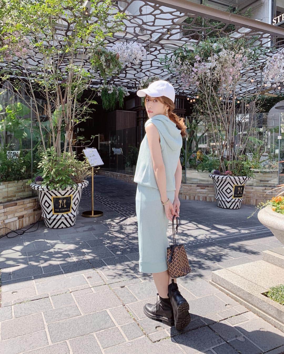 のインスタグラム：「またまたポカポカ陽気が戻ってきて嬉しい🌞  これから発売のワッフルパーカーワンピを✨  今の時期ならこれにライダース着ても可愛いなぁ💕  @micoameriofficial  今日はダンスレッスンが開始！！ 一部ちらっとストーリー上げたのでみてね✨ 本番は5月18日で1ヶ月後、、、 果たして私は踊れるのでしょうか🥺💕 #ootd #fashion #春服 #ミコアメリ #ダンスレッスン #micoameri」