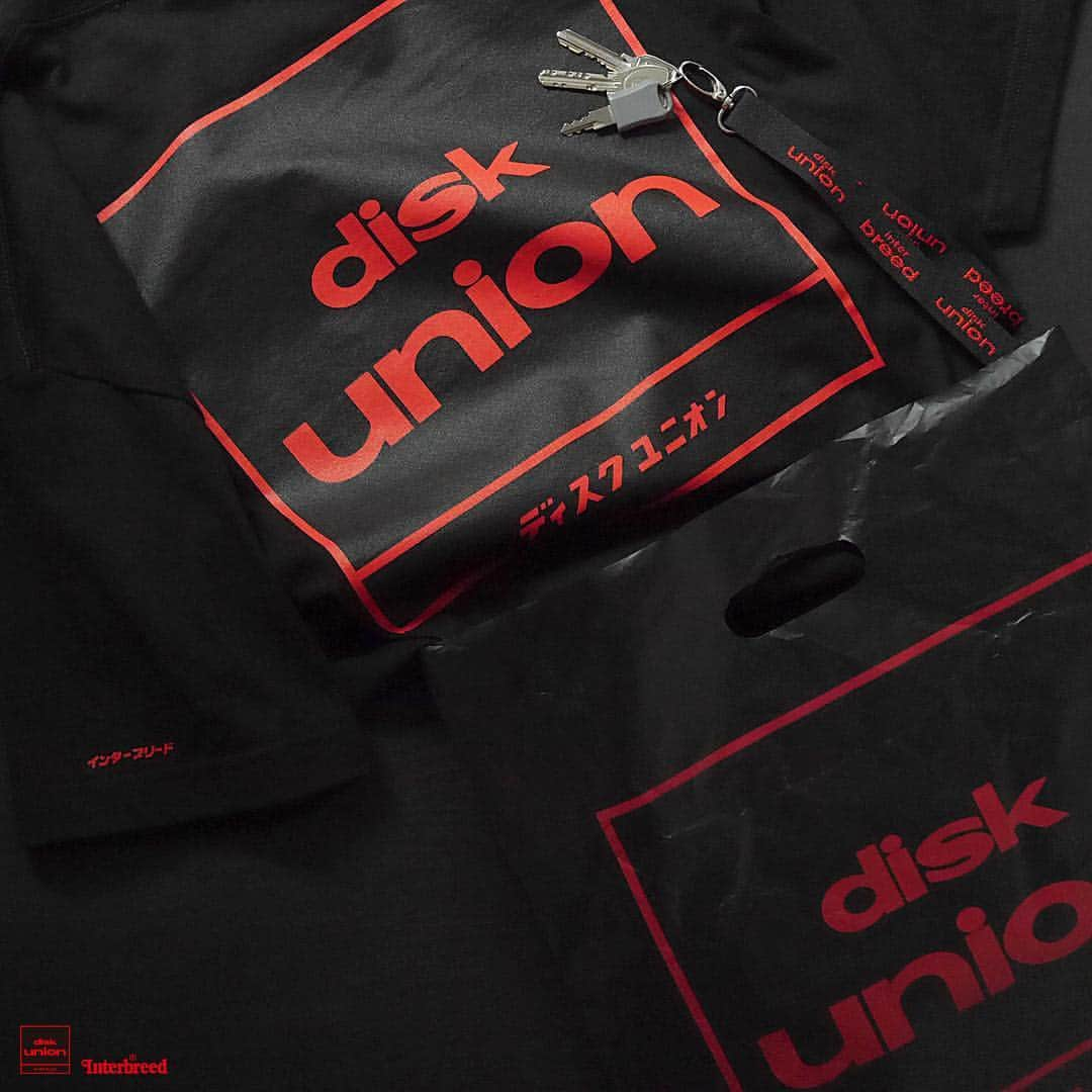 diskunion ディスクユニオンさんのインスタグラム写真 - (diskunion ディスクユニオンInstagram)「カルチャー、ストリートファッションを独自のフィルターで絶妙にサンプリングし、自由かつ大胆な発想でアウトプットされる #INTERBREED の「2019SPRING/SUMMER Collection」。 4/26(金)の立ち上げに先駆けて、現在PORTER OMOTESANDOで開催中のdiskunionポップアップ内にてINTERBREEDｘdiskunionの一部コラボレーションコレクションを先行展示、販売中です。 クラシックなディスクユニオンの四角いロゴを落とし込んだTシャツや、千葉を拠点にジャンルレスな活動するデザインチームWACKWACKとのトリプルコラボTシャツも展開中。  そのPORTER OMOTESANDOでは4月13日（土）の14:00～17:00 井口弘史・笹沼位吉(SLY MONGOOSE)の両氏をお迎えしてインストアDJを開催します。 ポップアップ限定のIguchi Hiroshi x PORTER x diskunionのトリプルコラボEPキャリングバッグをはじめ、ポップアップ限定商品も取り揃えています。」4月11日 16時59分 - diskunion