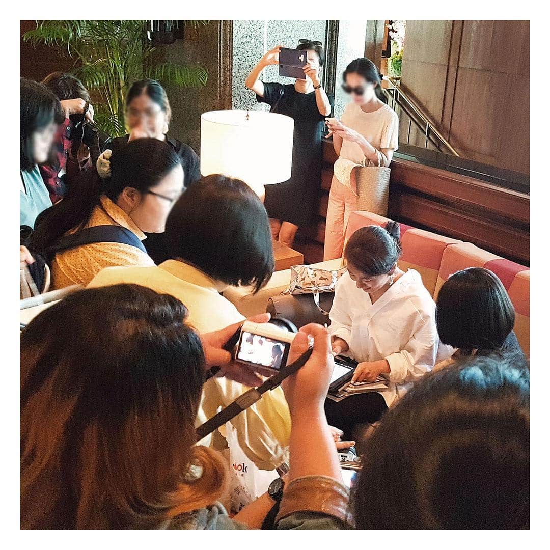 キム・ヒエさんのインスタグラム写真 - (キム・ヒエInstagram)「깜짝 놀랐던 #태국 팬분들과의 만남! 어떻게 알고 찾아오셨는지~ 😊 _ #THAILAND #KIMHEEAE #김희애 @yg_stage」4月11日 17時00分 - heeae_official