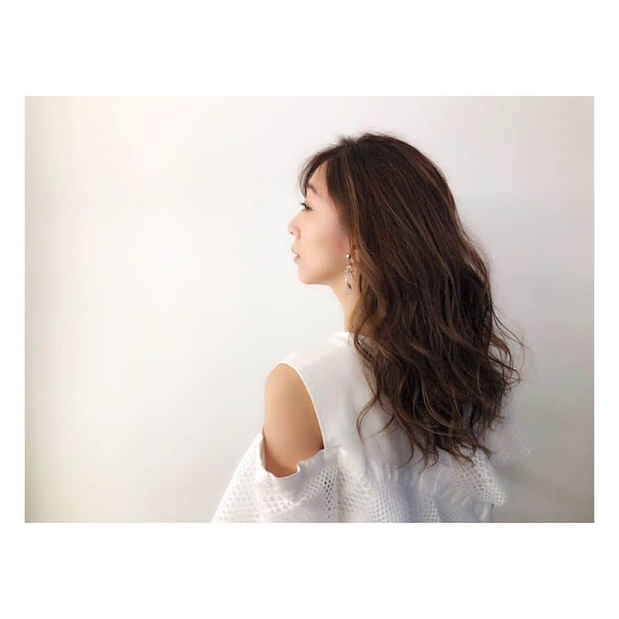 浜崎美保さんのインスタグラム写真 - (浜崎美保Instagram)「🌿🌿🌿 ・ ・ ・ かくちゃんがたくさん写真撮ってくれてました🌿 ・ そして、とってもいい香りのオイルもプレゼント🌿 ・ サロンで作っているオイル🌿 これはゆずの香り🌿 ありがとー🕊 ・ ・ ・ 今日もラジオでお会いしましょう🕊 ・ ・ ・ ・ #haircolor  #newhair  #newhaircolor #highlightshair」4月11日 17時00分 - mihohamasaki_japan