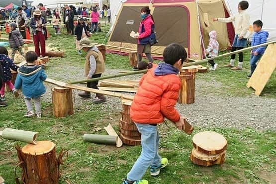 フォルクスワーゲンさんのインスタグラム写真 - (フォルクスワーゲンInstagram)「日本最大級のキャンプフェス「GO OUT JAMBOREE 2019」(@goout_camp)に、ワーゲンバスが出動！ ⠀ キャンディやグミ、チョコレートなど、すくい取りできるお菓子箱を積んだワーゲンバスBLUEがみなさんをお迎えします。 ⠀ さらに、パワフルなクリーンディーゼル×フルタイム4輪駆動を搭載したクロスオーバーワゴン「New パサート オールトラック」も登場！ ⠀ 事前アンケートに答えてブースに来場いただくと、オリジナルトートバックやお菓子すくいどりの参加券をプレゼントいたします。 ⠀ イベントへご来場予定の方は、ぜひフォルクスワーゲンブースへお越し下さい！ ⠀ ▼イベント概要 【 GO OUT JAMBOREE 2019 とは】 ファッション・アウトドア・ライフスタイルを提案する雑誌「GO OUT」主催のアウトドアキャンプフェスティバルです。 ⠀ 日割りラインアップで豪華アーティストが出演する音楽ライブや、有名アウトドアブランドの出展が連なる「BRAND AVENUE」、空気でふくらませた“ふあふあ”の遊具や特製アスレチックでお子さんがアクティブに楽しめる「キッズフィールド」など、野外空間を活かしたコンテンツが充実しています。 ⠀ 【開催期間】 4/12(金) ～4/14(日) ※フォルクスワーゲンブース運営日：4/13(土)～4/14(日) ⠀ 【会場】 ふもとっぱら／ふもと村ファミリーキャンプサイト（富士オートキャンプ場ふもと村） 他 （〒418-0109 静岡県富士宮市麓156 他） ⠀ ※詳細については、GO OUT JAMBOREE 2019公式サイトをご覧ください。 ⠀ ※事前アンケートのプレゼントは数に限りがございます。早めにご来場ください。また、内容やデザインは変わる可能性がございますので、予めご了承ください。 ⠀ #バスカスフェス #フォルクスワーゲン #ワーゲンバス #タイプ2 #パサートオールトラック #キャンプ #キャンプフェス #キャンパー #キャンプギア #アウトドア #ふもとっぱら #富士山 #Volkswagen #vw #goout #gooutcamp #gooutjamboree #gooutjamboree2019 #camp #camping #campinggear」4月11日 17時00分 - vw_japan