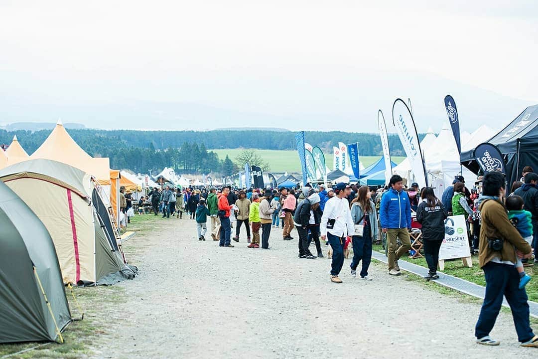 フォルクスワーゲンさんのインスタグラム写真 - (フォルクスワーゲンInstagram)「日本最大級のキャンプフェス「GO OUT JAMBOREE 2019」(@goout_camp)に、ワーゲンバスが出動！ ⠀ キャンディやグミ、チョコレートなど、すくい取りできるお菓子箱を積んだワーゲンバスBLUEがみなさんをお迎えします。 ⠀ さらに、パワフルなクリーンディーゼル×フルタイム4輪駆動を搭載したクロスオーバーワゴン「New パサート オールトラック」も登場！ ⠀ 事前アンケートに答えてブースに来場いただくと、オリジナルトートバックやお菓子すくいどりの参加券をプレゼントいたします。 ⠀ イベントへご来場予定の方は、ぜひフォルクスワーゲンブースへお越し下さい！ ⠀ ▼イベント概要 【 GO OUT JAMBOREE 2019 とは】 ファッション・アウトドア・ライフスタイルを提案する雑誌「GO OUT」主催のアウトドアキャンプフェスティバルです。 ⠀ 日割りラインアップで豪華アーティストが出演する音楽ライブや、有名アウトドアブランドの出展が連なる「BRAND AVENUE」、空気でふくらませた“ふあふあ”の遊具や特製アスレチックでお子さんがアクティブに楽しめる「キッズフィールド」など、野外空間を活かしたコンテンツが充実しています。 ⠀ 【開催期間】 4/12(金) ～4/14(日) ※フォルクスワーゲンブース運営日：4/13(土)～4/14(日) ⠀ 【会場】 ふもとっぱら／ふもと村ファミリーキャンプサイト（富士オートキャンプ場ふもと村） 他 （〒418-0109 静岡県富士宮市麓156 他） ⠀ ※詳細については、GO OUT JAMBOREE 2019公式サイトをご覧ください。 ⠀ ※事前アンケートのプレゼントは数に限りがございます。早めにご来場ください。また、内容やデザインは変わる可能性がございますので、予めご了承ください。 ⠀ #バスカスフェス #フォルクスワーゲン #ワーゲンバス #タイプ2 #パサートオールトラック #キャンプ #キャンプフェス #キャンパー #キャンプギア #アウトドア #ふもとっぱら #富士山 #Volkswagen #vw #goout #gooutcamp #gooutjamboree #gooutjamboree2019 #camp #camping #campinggear」4月11日 17時00分 - vw_japan
