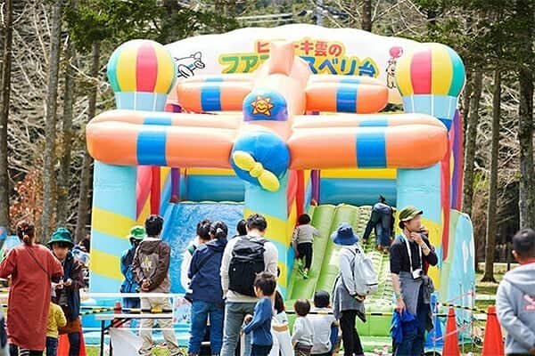 フォルクスワーゲンさんのインスタグラム写真 - (フォルクスワーゲンInstagram)「日本最大級のキャンプフェス「GO OUT JAMBOREE 2019」(@goout_camp)に、ワーゲンバスが出動！ ⠀ キャンディやグミ、チョコレートなど、すくい取りできるお菓子箱を積んだワーゲンバスBLUEがみなさんをお迎えします。 ⠀ さらに、パワフルなクリーンディーゼル×フルタイム4輪駆動を搭載したクロスオーバーワゴン「New パサート オールトラック」も登場！ ⠀ 事前アンケートに答えてブースに来場いただくと、オリジナルトートバックやお菓子すくいどりの参加券をプレゼントいたします。 ⠀ イベントへご来場予定の方は、ぜひフォルクスワーゲンブースへお越し下さい！ ⠀ ▼イベント概要 【 GO OUT JAMBOREE 2019 とは】 ファッション・アウトドア・ライフスタイルを提案する雑誌「GO OUT」主催のアウトドアキャンプフェスティバルです。 ⠀ 日割りラインアップで豪華アーティストが出演する音楽ライブや、有名アウトドアブランドの出展が連なる「BRAND AVENUE」、空気でふくらませた“ふあふあ”の遊具や特製アスレチックでお子さんがアクティブに楽しめる「キッズフィールド」など、野外空間を活かしたコンテンツが充実しています。 ⠀ 【開催期間】 4/12(金) ～4/14(日) ※フォルクスワーゲンブース運営日：4/13(土)～4/14(日) ⠀ 【会場】 ふもとっぱら／ふもと村ファミリーキャンプサイト（富士オートキャンプ場ふもと村） 他 （〒418-0109 静岡県富士宮市麓156 他） ⠀ ※詳細については、GO OUT JAMBOREE 2019公式サイトをご覧ください。 ⠀ ※事前アンケートのプレゼントは数に限りがございます。早めにご来場ください。また、内容やデザインは変わる可能性がございますので、予めご了承ください。 ⠀ #バスカスフェス #フォルクスワーゲン #ワーゲンバス #タイプ2 #パサートオールトラック #キャンプ #キャンプフェス #キャンパー #キャンプギア #アウトドア #ふもとっぱら #富士山 #Volkswagen #vw #goout #gooutcamp #gooutjamboree #gooutjamboree2019 #camp #camping #campinggear」4月11日 17時00分 - vw_japan