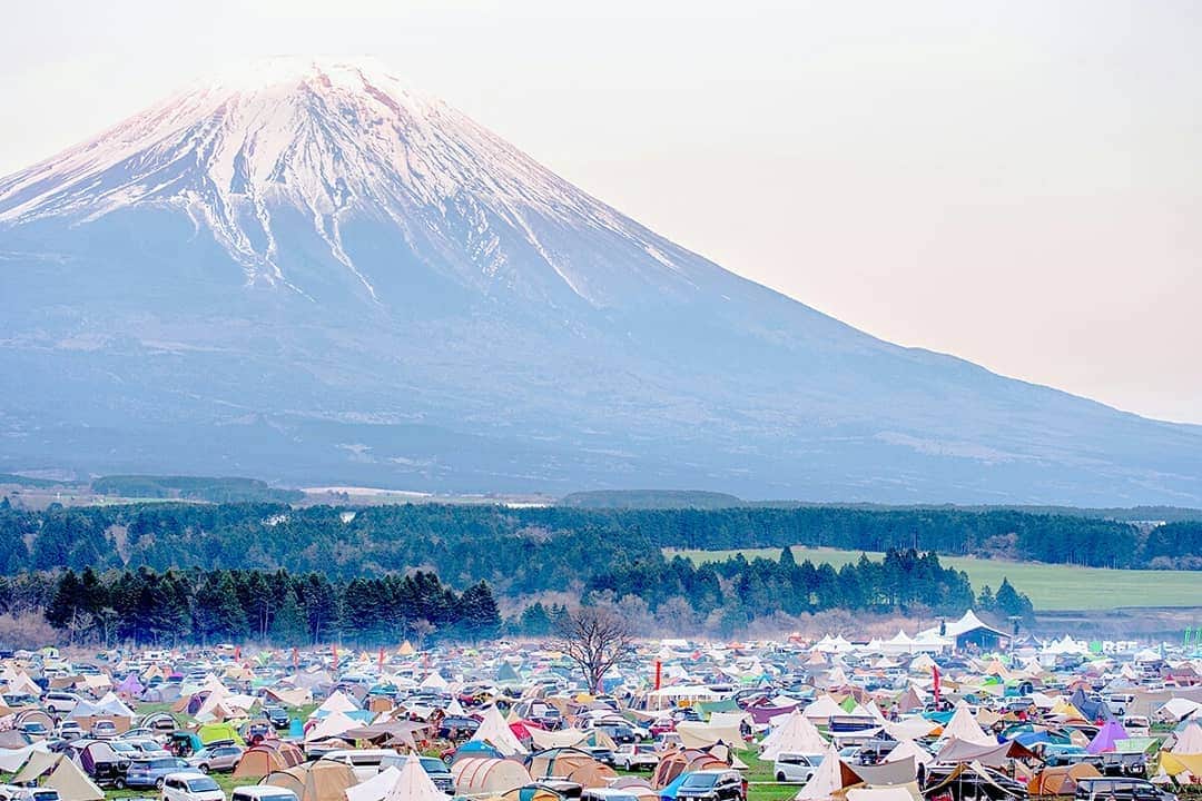フォルクスワーゲンさんのインスタグラム写真 - (フォルクスワーゲンInstagram)「日本最大級のキャンプフェス「GO OUT JAMBOREE 2019」(@goout_camp)に、ワーゲンバスが出動！ ⠀ キャンディやグミ、チョコレートなど、すくい取りできるお菓子箱を積んだワーゲンバスBLUEがみなさんをお迎えします。 ⠀ さらに、パワフルなクリーンディーゼル×フルタイム4輪駆動を搭載したクロスオーバーワゴン「New パサート オールトラック」も登場！ ⠀ 事前アンケートに答えてブースに来場いただくと、オリジナルトートバックやお菓子すくいどりの参加券をプレゼントいたします。 ⠀ イベントへご来場予定の方は、ぜひフォルクスワーゲンブースへお越し下さい！ ⠀ ▼イベント概要 【 GO OUT JAMBOREE 2019 とは】 ファッション・アウトドア・ライフスタイルを提案する雑誌「GO OUT」主催のアウトドアキャンプフェスティバルです。 ⠀ 日割りラインアップで豪華アーティストが出演する音楽ライブや、有名アウトドアブランドの出展が連なる「BRAND AVENUE」、空気でふくらませた“ふあふあ”の遊具や特製アスレチックでお子さんがアクティブに楽しめる「キッズフィールド」など、野外空間を活かしたコンテンツが充実しています。 ⠀ 【開催期間】 4/12(金) ～4/14(日) ※フォルクスワーゲンブース運営日：4/13(土)～4/14(日) ⠀ 【会場】 ふもとっぱら／ふもと村ファミリーキャンプサイト（富士オートキャンプ場ふもと村） 他 （〒418-0109 静岡県富士宮市麓156 他） ⠀ ※詳細については、GO OUT JAMBOREE 2019公式サイトをご覧ください。 ⠀ ※事前アンケートのプレゼントは数に限りがございます。早めにご来場ください。また、内容やデザインは変わる可能性がございますので、予めご了承ください。 ⠀ #バスカスフェス #フォルクスワーゲン #ワーゲンバス #タイプ2 #パサートオールトラック #キャンプ #キャンプフェス #キャンパー #キャンプギア #アウトドア #ふもとっぱら #富士山 #Volkswagen #vw #goout #gooutcamp #gooutjamboree #gooutjamboree2019 #camp #camping #campinggear」4月11日 17時00分 - vw_japan