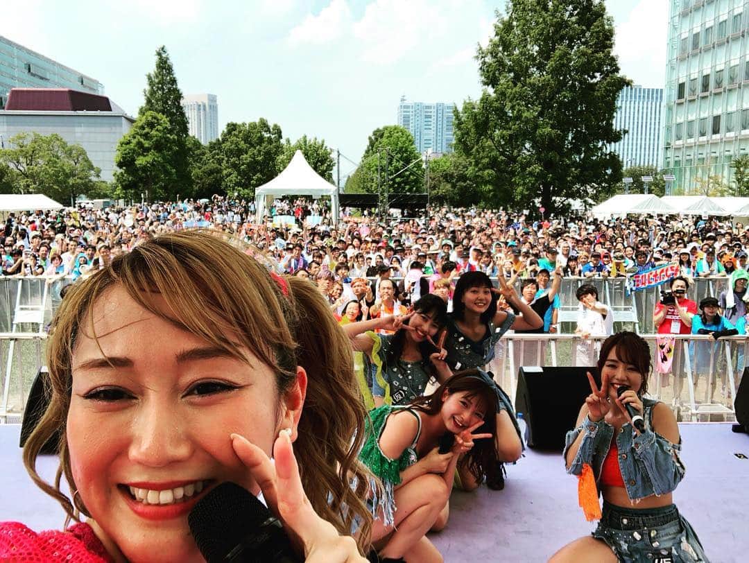 新井愛瞳さんのインスタグラム写真 - (新井愛瞳Instagram)「毎年夏に開催される﻿ 世界最大級のアイドルフェス﻿ TOKYO IDOL FESTIVAL 2019 への﻿ 出演が決まりました！﻿ ﻿ TIFが今年で10周年！おめでとうございます！﻿ アップアップガールズ(仮)は今年で8回目の出演！﻿ 毎年お世話になっております！﻿ ﻿ たくさんのステージ、たくさんのアイドルたちと﻿ 世界で最も熱い祭りにしましょう！！﻿ ﻿ 写真は去年のものを。﻿ 7枚目はチェアマンの指原莉乃さん！﻿ ﻿ ﻿ 今年もよろしくお願いします！！﻿ ﻿ ﻿ #TIF2019 #アプガ」4月11日 17時01分 - arai_manami_official