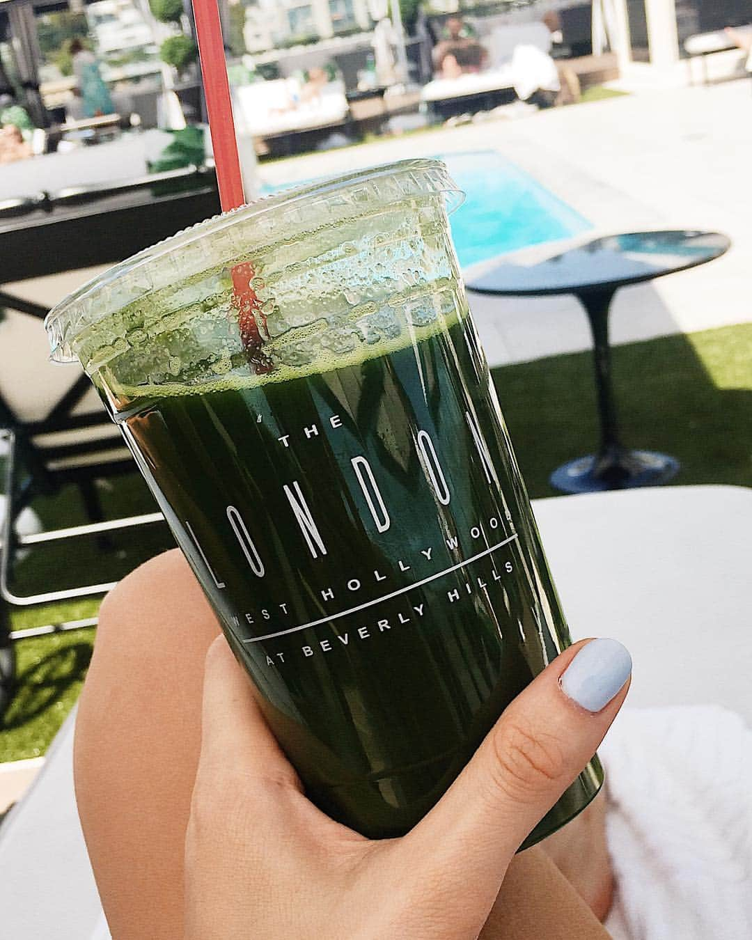 ダニエル・ピーザーさんのインスタグラム写真 - (ダニエル・ピーザーInstagram)「If anyone wants to bring me one of these green juices this morning, I won’t be mad 🙌🏼🥤 What’s your favourite type of juice? 🍏🍓🍍🥒🥕🍐🍌🥦🥭」4月11日 17時03分 - daniellepeazer