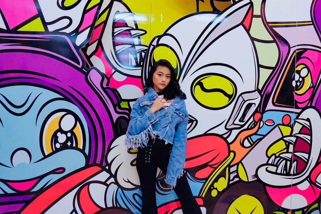 ロナ・アングラエニのインスタグラム：「❤️🧡💛💚💙💗💜 . . #ussarcade」