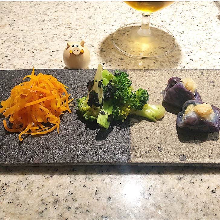 のインスタグラム：「🥕🥦🍆… ・ おうちごはんを  記録しそびれて いましたこの頃  と。いうことで。  とりあえずお疲れ様な。 昨夜のおつまみの記録。 カラフル三種プレート。  夜食になってしまう時間は。 なるべくオイルは控えめに。 蒸し炒めて味付けるように。  カロリー気にするレシピに。  にんじんの隠し味は。 京都土産の黒七味で。 ピリ辛とアクセント。  ブロッコリーは。 海苔和えにして。 おかず的な一品。  ナスも甘く蒸して。 スリスリ生姜のせ。 爽やかジューシー。  お野菜とビールの次は。 少しのお魚とお肉など。  色々な栄養を。 腹七分目位に。 チャージして。 １日完了の巻。  さて。今夜は何作ろうかなぁ…と。 考えながら。加筆とパソコン作業。  洋風もイイなぁ…🍳🧙‍♀️ ・ ・ ・ ・ ・ 🌸" 作品展示情報… ・ 『第7回 郷さくら美術館 桜花賞展』 … 会場：郷さくら美術館 ・ 「郷さくら美術館　桜花賞」展は、「桜」を描いた現代日本画を多くの方々にご覧頂き、日本画の素晴らしさを再発見してもらうことを目的とした展覧会です。今回もこれからの活躍がますます期待される日本画家31名が、日本美術でおなじみの「桜」という大変難しいモチーフを相手に、それぞれの持ち昧を生かした個性的な素晴らしい桜の絵画に仕上げています。現代日本画家たちの個性を、豊かな桜花の美しさを、どうぞお楽しみください。  東京都目黒区上目黒1-7-13　 TEL：03-3496-1771  東急東横線、東京メトロ日比谷線 中目黒駅より徒歩５分 ◼︎詳しくはホームページをご覧ください … ・ ・  #🌸 #春 #spring #手作り料理  #おうちごはん #夕食 #dinner #夜食 #healthy #野菜 #vegetable #にんじん #carrot #ナス #eggplant #ブロッコリー #broccoli #黒七味 #マイブーム #ビール #beer #おつまみ #日本画家 の #お料理こんなもん」