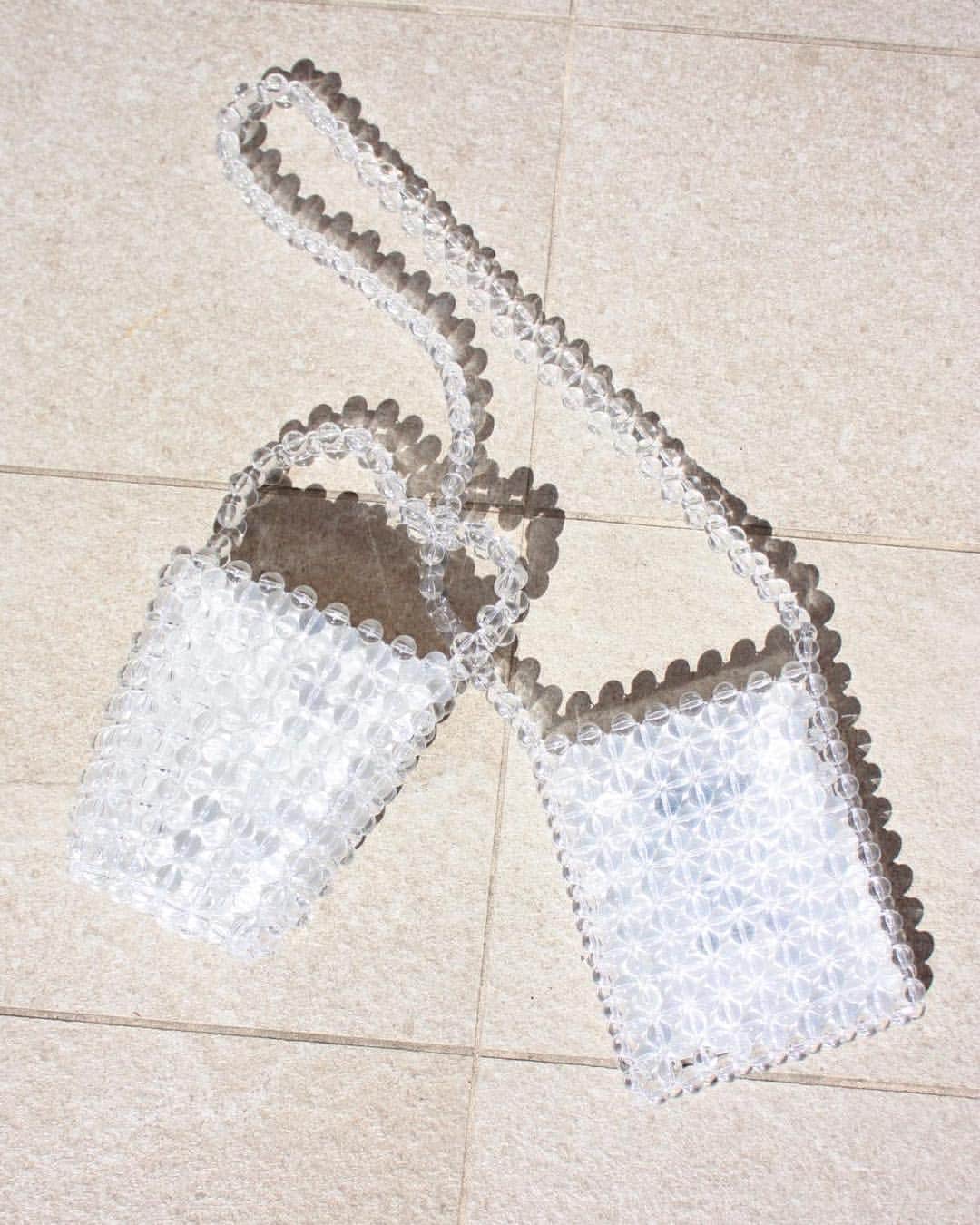 SMIRNASLI_officialのインスタグラム：「Clear Beads bag . この夏大注目のビーズバッグ SMIR NASLIからは バケットとショルダーの 二種類が登場です❤︎❤︎ カラーもblackとの二種類❤︎ . #smirnasli #サミールナスリ  #ビーズバッグ #summer #bag #ショルダーバッグ」