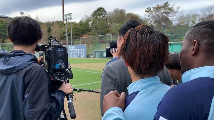 片山真人のインスタグラム：「【静岡ダービーまであと3日】 きょうは #清水エスパルス と #ジュビロ磐田 の練習取材へ。インタビュー中、大久保嘉人選手がにやにやしているな〜と思っていたらこういう理由でした笑 撮影はSBS桑原アナ！！ あすのスポパラは、福西崇史さんがゲストです！ #静岡ダービー #大久保嘉人 選手 #アダイウトン #森谷賢太郎 #荒木大吾  #エコパスタジアム #みなスポ #桑原秀和 #アナウンサー」