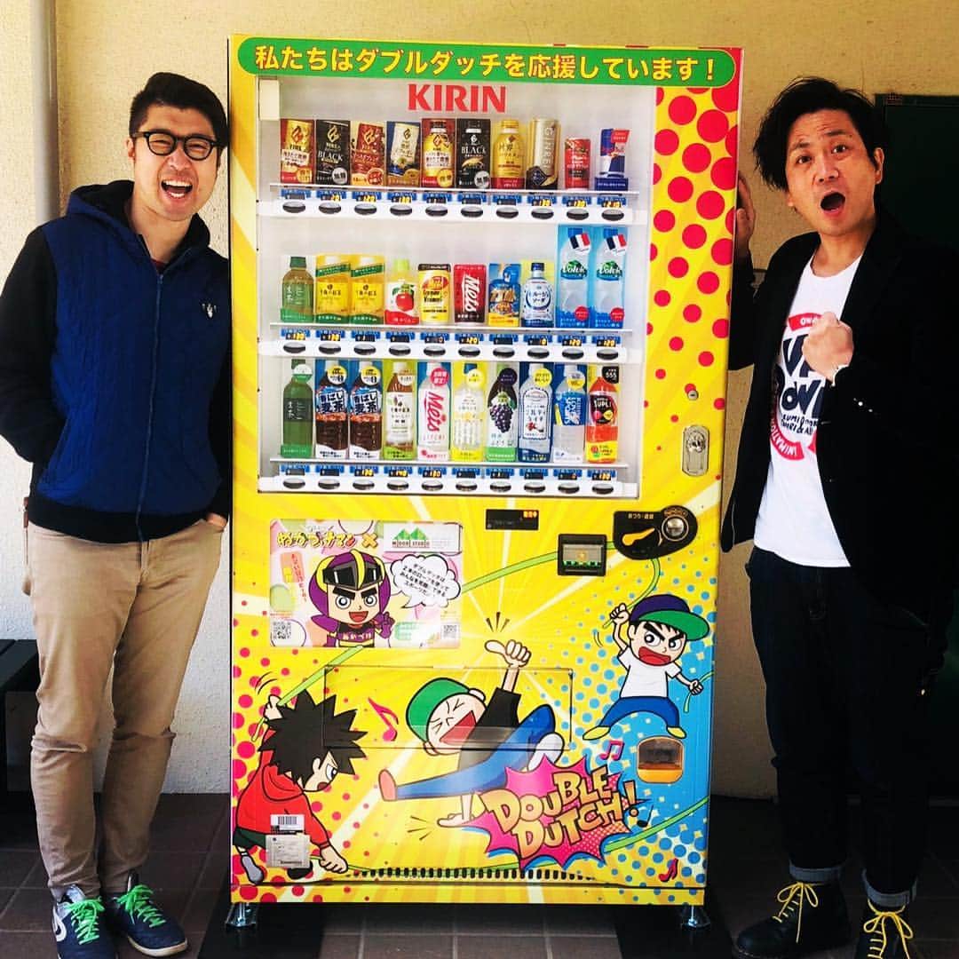 のインスタグラム：「‪この度自動販売機のデザインをしました！‬ ‪KIRINさんとみどりスタジオさんにお話を頂き、『ぬかづけマン×ダブルダッチ』のコラボ自動販売機！‬ ‪肩書きに自動販売機デザイナーを加えようと思います。‬ ‪置かせて頂ける所、募集中！‬ ‪スペース、環境など条件あえば、コストかからず設置可能です！‬ #自動販売機  #デザイン #デザイン自販機 #アップダウン #ぬかづけマン」