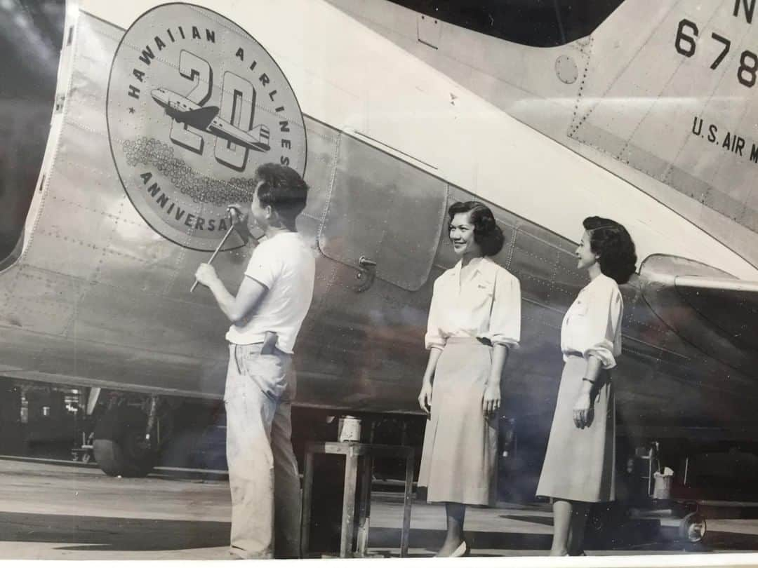 ハワイアン航空さんのインスタグラム写真 - (ハワイアン航空Instagram)「1949年に20周年を祝った時の写真です。今年の11月に迎える90周年はどんな風にお祝いしましょうか？  #TBT #ThrowbackThursday #ハワイアン航空創立90周年」4月11日 17時30分 - hawaiianairlinesjp